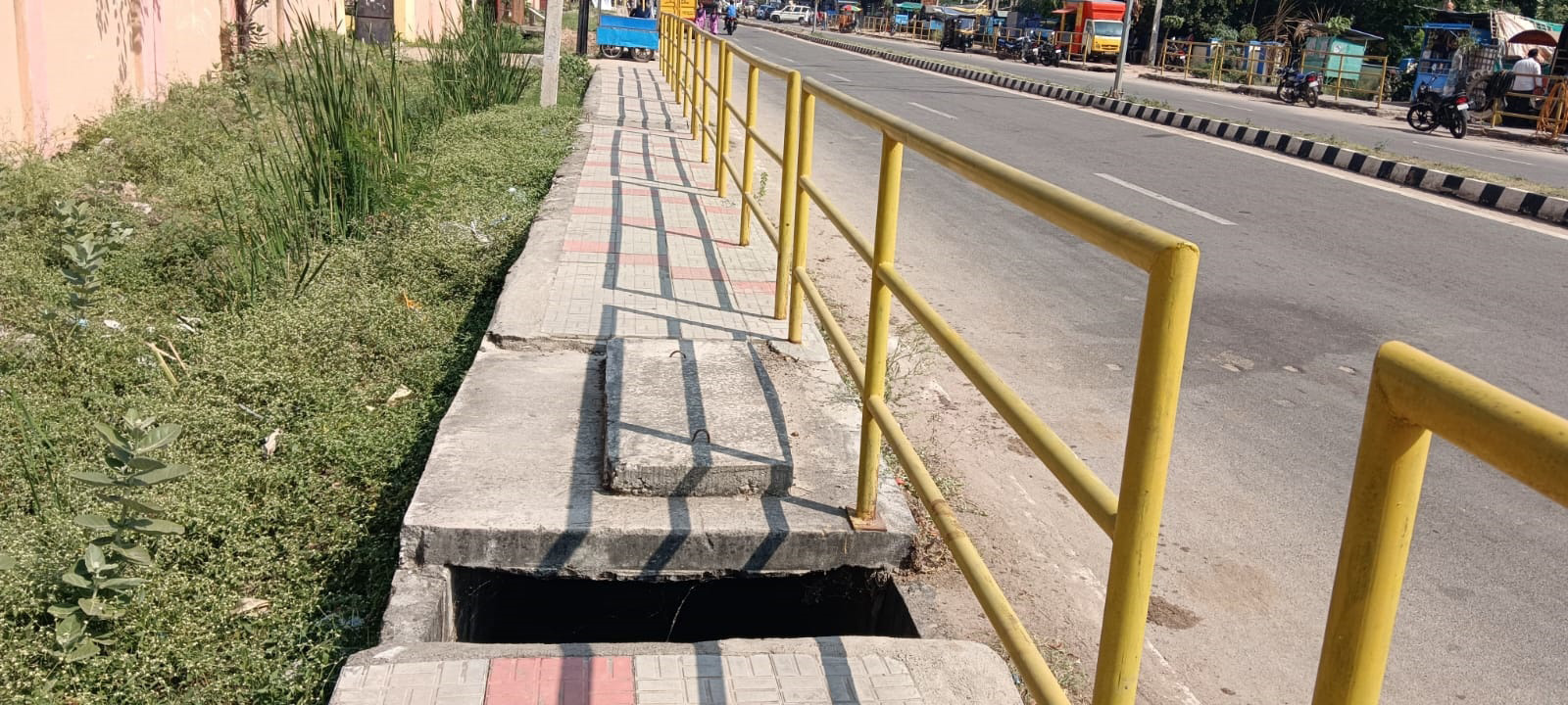 ಕಿತ್ತು ಹೋಗಿರುವ ಚರಂಡಿ ಮೇಲಿನ ಸ್ಲ್ಯಾಬ್‌