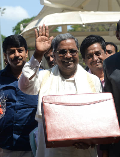 2013 ರಿಂದ 2018ರ ನಡುವೆ ಸಿದ್ದರಾಮಯ್ಯ ಅವರು ಕರ್ನಾಟಕದ ಮುಖ್ಯಮಂತ್ರಿಯಾಗಿದ್ದರು. 2013-14ರಲ್ಲಿ ಬಜೆಟ್‌ ಗಾತ್ರ ₹1,21,611 ಕೋಟಿ2014-15ರಲ್ಲಿ ಬಜೆಟ್‌ ಗಾತ್ರ ₹1,38,008 ಕೋಟಿ, 2015-16ರಲ್ಲಿ ಬಜೆಟ್‌ ಗಾತ್ರ ₹1,42,534 ಕೋಟಿ,  ಬಜೆಟ್‌ ಗಾತ್ರ 2016-17ರಲ್ಲಿ ₹1,63,419 ಕೋಟಿ , 2017-18ರಲ್ಲಿ ಬಜೆಟ್‌ ಗಾತ್ರ ₹1,86,561 ಕೋಟಿ, ಹಾಗೂ 2018-19ರಲ್ಲಿ ಬಜೆಟ್‌ ಗಾತ್ರ ₹2,09,181 ಕೋಟಿಯಾಗಿತ್ತು. 