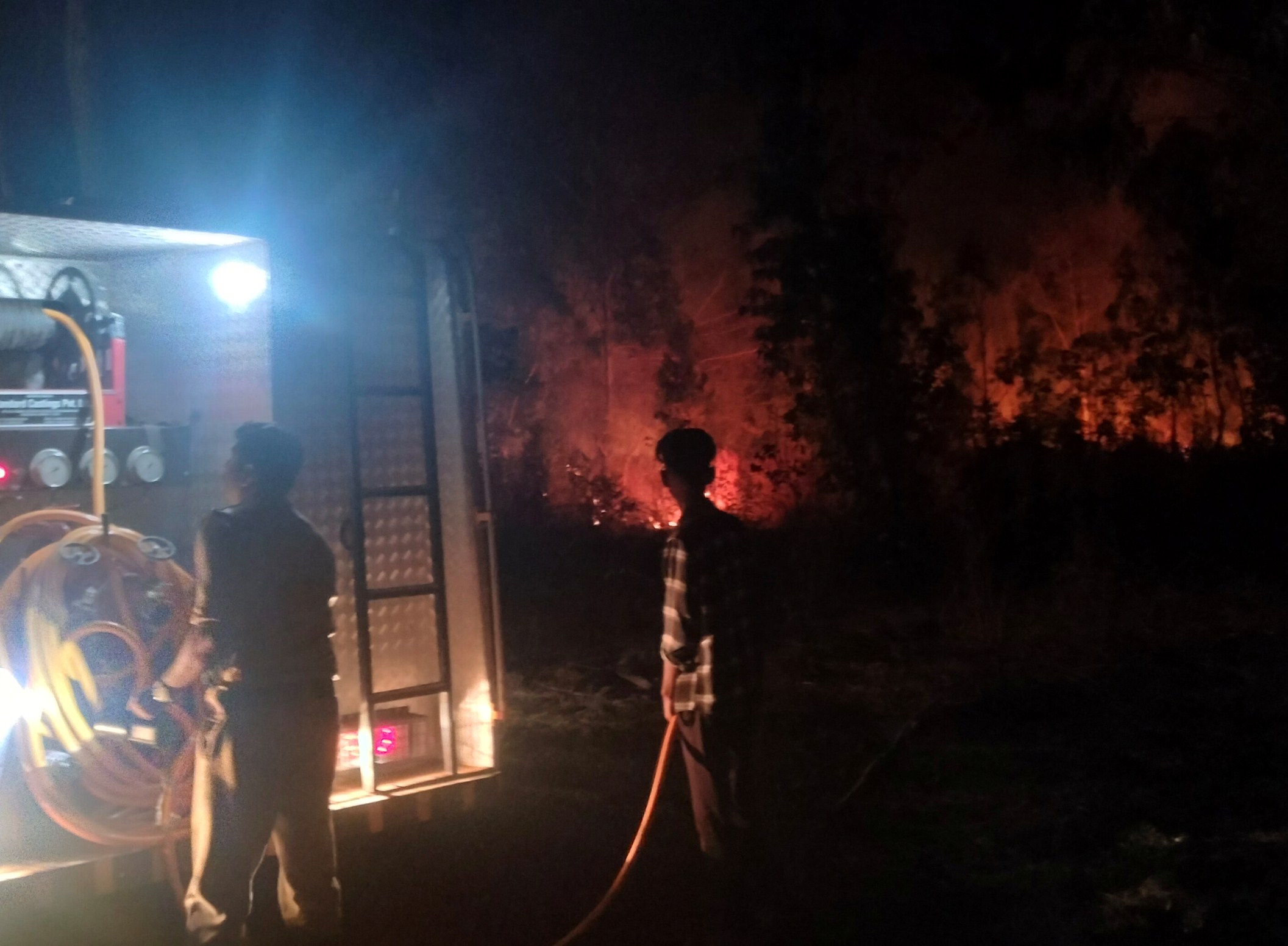 ಹುಳಿಯಾರು ಹೋಬಳಿ ದಸೂಡಿ ಸಮೀಪದ ಅರಣ್ಯ ಪ್ರದೇಶಕ್ಕೆ ಇತ್ತೀಚೆಗೆ ಬೆಂಕಿ ಬಿದ್ದ ಪರಿಣಾಮ ಅಗ್ನಿಶಾಮಕ ಸಿಬ್ಬಂದಿ ನಂದಿಸಲು ಪರದಾಡಿದರು.