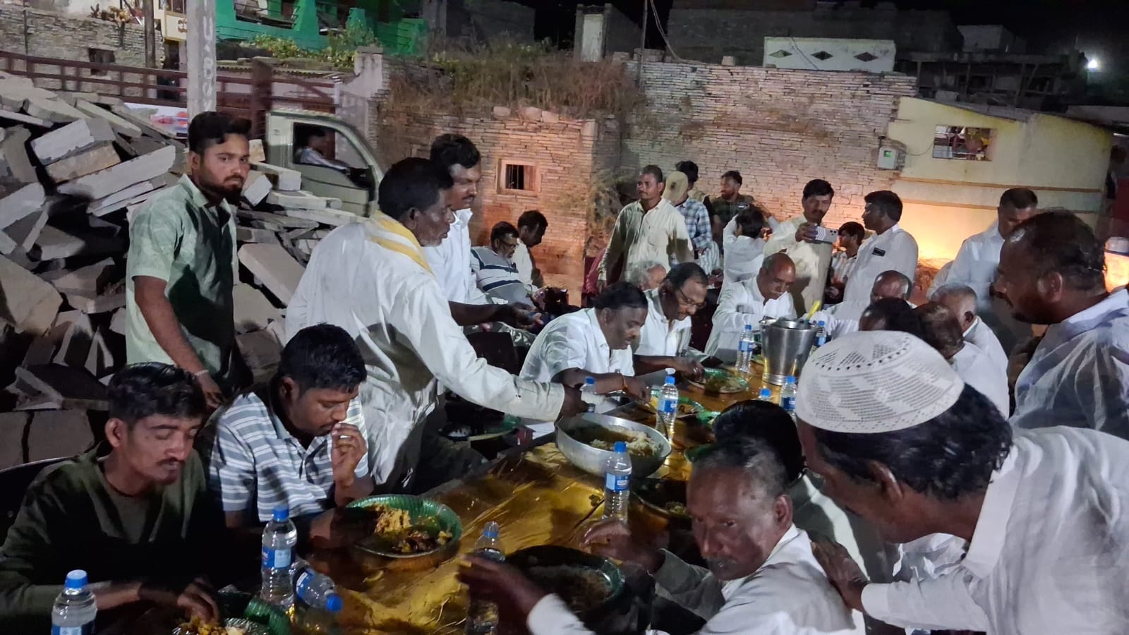 ತಾಳಿಕೋಟೆ:  ತಾಲ್ಲೂಕಿನ ಕೊಣ್ಣೂರ ಗ್ರಾಮದ ಅಸ್ಕಿ ಫೌಂಡೇಶನ್ ವತಿಯಿಂದ ಇಫ್ತಾರ ಸೌಹಾರ್ದ ಕೂಟವನ್ನು ಗುರುವಾರ ಸಂಜೆ ಆಯೋಜಿಸಲಾಗಿತ್ತು.