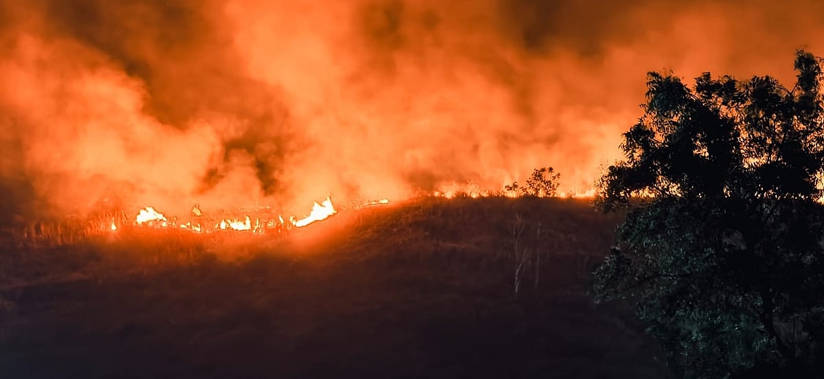 ಅಮೀನಗಡ ಗುಡ್ಡದಲ್ಲಿ ಬೆಂಕಿ: ಆತಂಕ