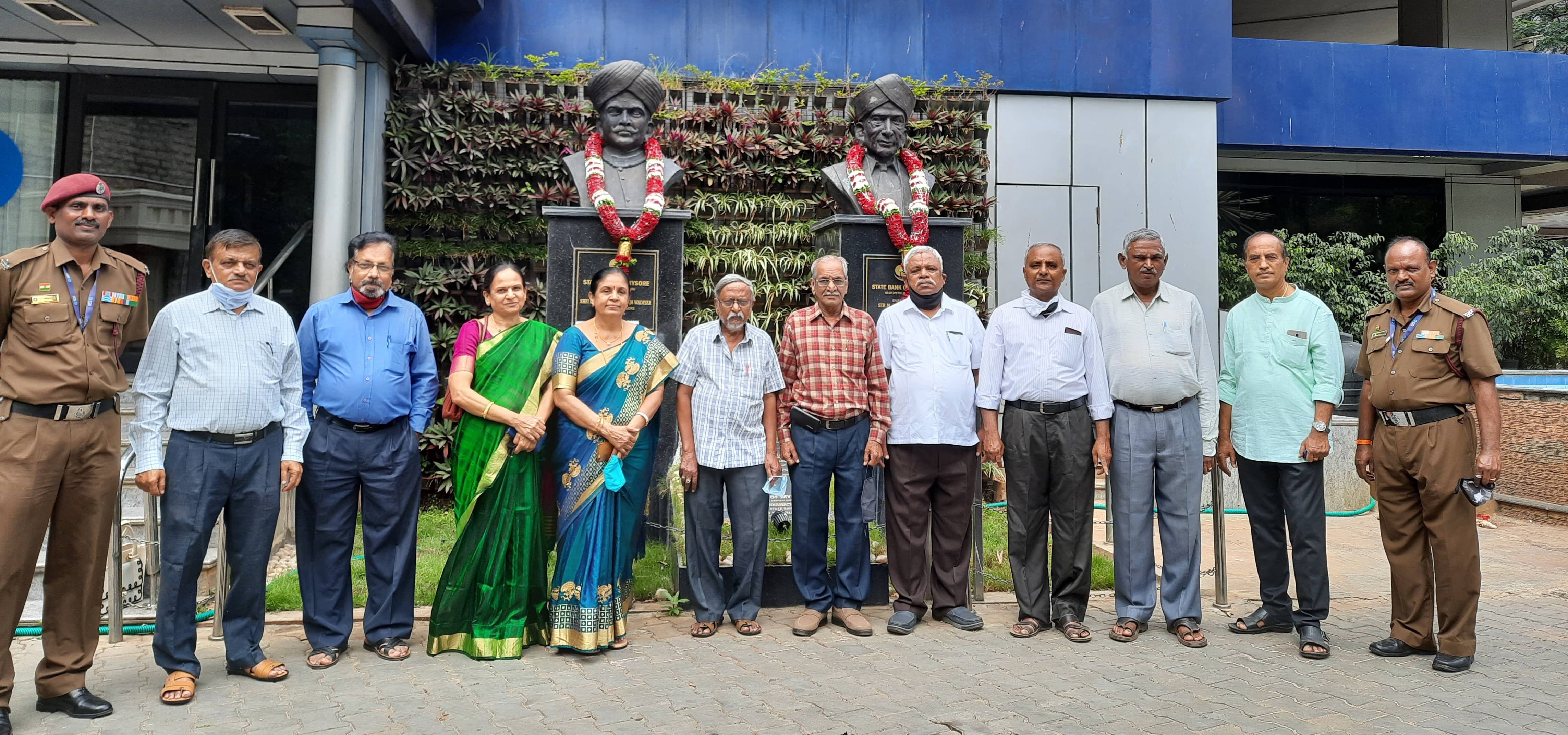 ಸ್ಟೇಟ್‌ ಬ್ಯಾಂಕ್‌ ಆಫ್ ಮೈಸೂರು ಭಾರತೀಯ ಸ್ಟೇಟ್‌ ಬ್ಯಾಂಕ್‌ನಲ್ಲಿ  ವಿಲೀನವಾದ ದಿನ (01–04–2017) ಬೆಂಗಳೂರಿನ ಸ್ಟೇಟ್‌ ಬ್ಯಾಂಕ್‌ ಆಫ್‌ ಮೈಸೂರು ಕಚೇರಿ ಆವರಣದಲ್ಲಿ ನಾಲ್ವಡಿ ಕೃಷ್ಣರಾಜ ಒಡೆಯರ್‌ ಮತ್ತು ಸರ್‌.ಎಂ.ವಿಶ್ವೇಶ್ವರಯ್ಯನವರ ಪ್ರತಿಮೆ ಮುಂಭಾಗ ಅಧಿಕಾರಿಗಳು ಮತ್ತು ಸಿಬ್ಬಂದಿ.  