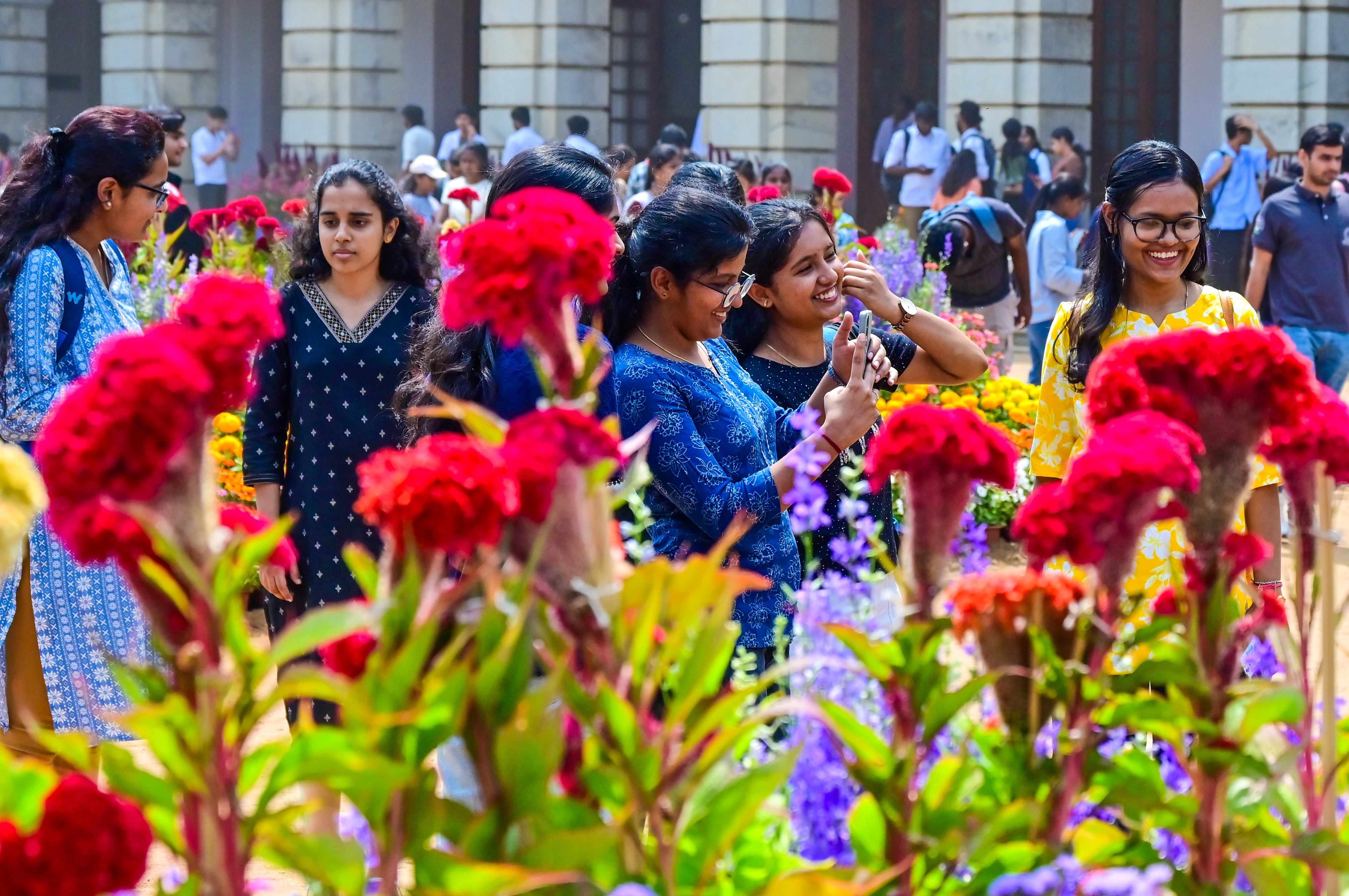 ಓಪನ್ ಡೇಯಲ್ಲಿ ಹೂವುಗಳ ರಂಗಿನ ನಡುವೆ ವಿದ್ಯಾರ್ಥಿನಿಯರು
ಪ್ರಜಾವಾಣಿ ಚಿತ್ರ: ಪ್ರಶಾಂತ್ ಎಚ್.ಜಿ.