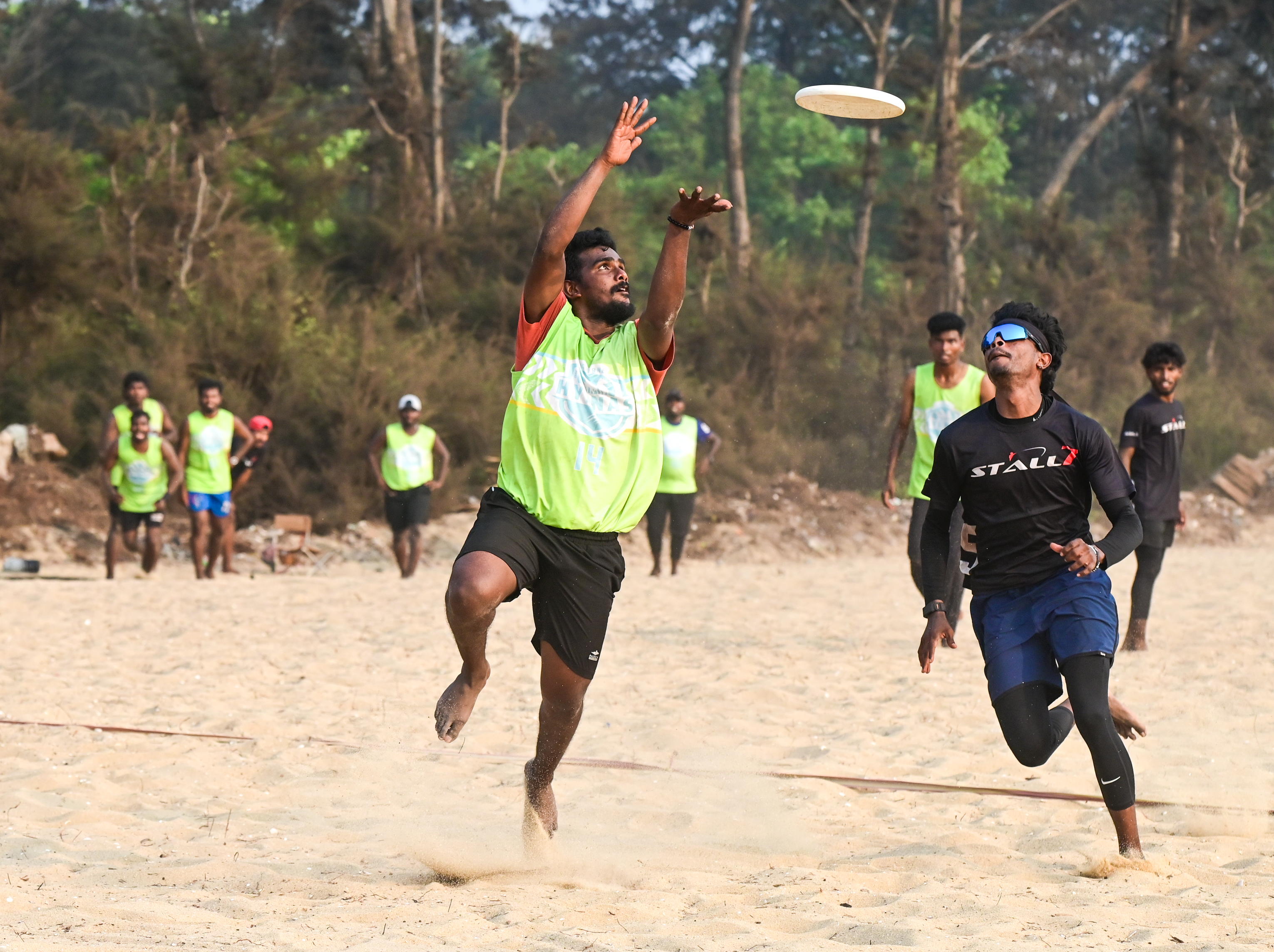 ಏರ್‌ಬಾರ್ನ್ (ಎಡ) ಮತ್ತು ಸ್ಟಾಲ್7 ತಂಡದ ಆಟಗಾರರು ಡಿಸ್ಕ್‌ಗಾಗಿ ಪ್ರಯತ್ನಿಸಿದರು ಪ್ರಜಾವಾಣಿ ಚಿತ್ರ : ಫಕ್ರುದ್ದೀನ್ ಎಚ್