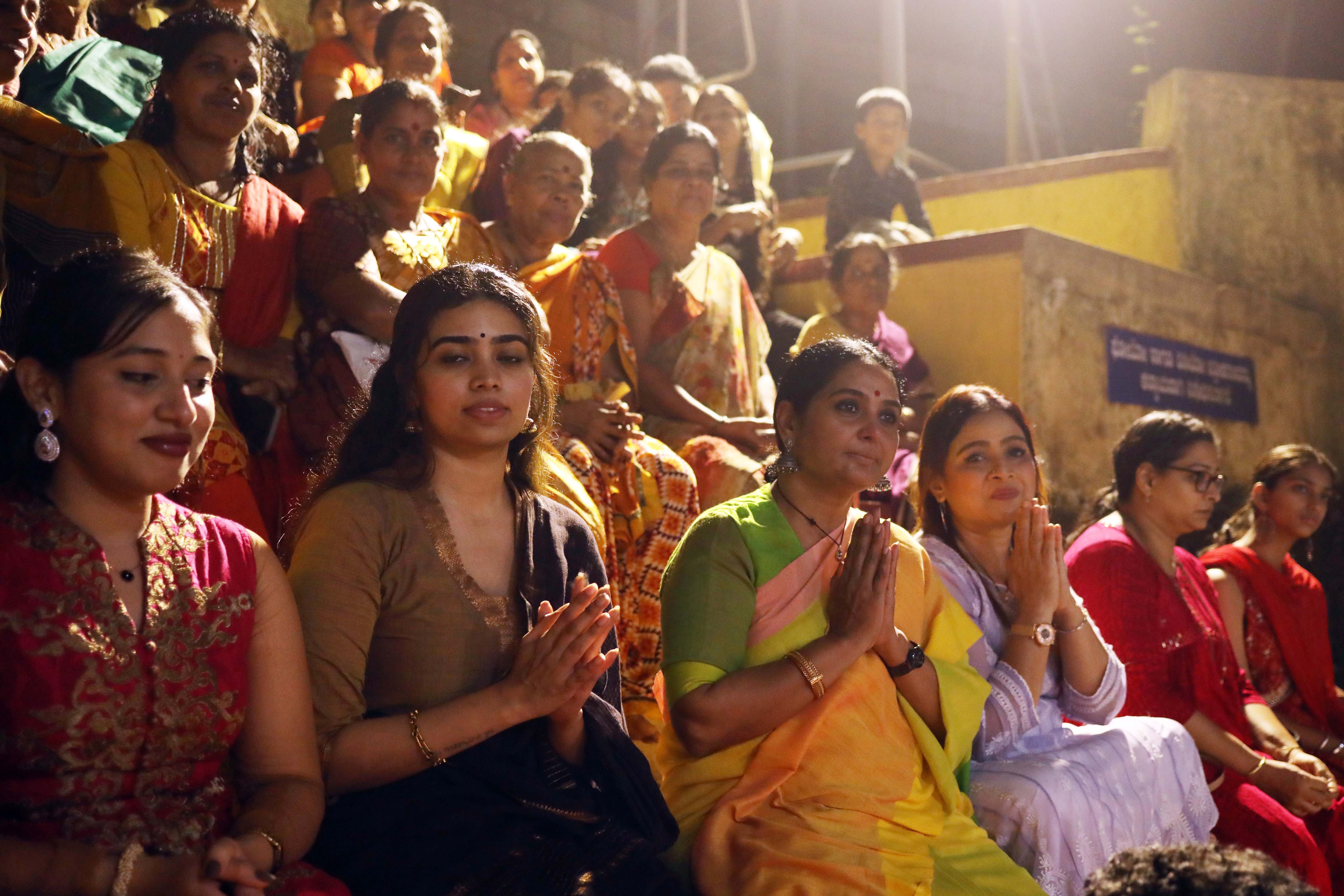 ತೊಕ್ಕೊಟ್ಟು ಕಲ್ಲಾಪುವಿನ ಬುರ್ದುಗೋಳಿ ಶ್ರೀ ಗುಳಿಗ ಕೊರಗಜ್ಜ ಕ್ಷೇತ್ರ ಕೋಲಕ್ಕೆ ಸ್ಯಾಂಡಲ್‌ ವುಡ್‌ ನಟಿಯರಾದ ಶ್ರುತಿ ಹಾಗೂ ಭವ್ಯ ಕೊರಗಜ್ಜ ಚಿತ್ರ ತಂಡದ ಜೊತೆಗೆ ಭೇಟಿ ನೀಡಿದರು