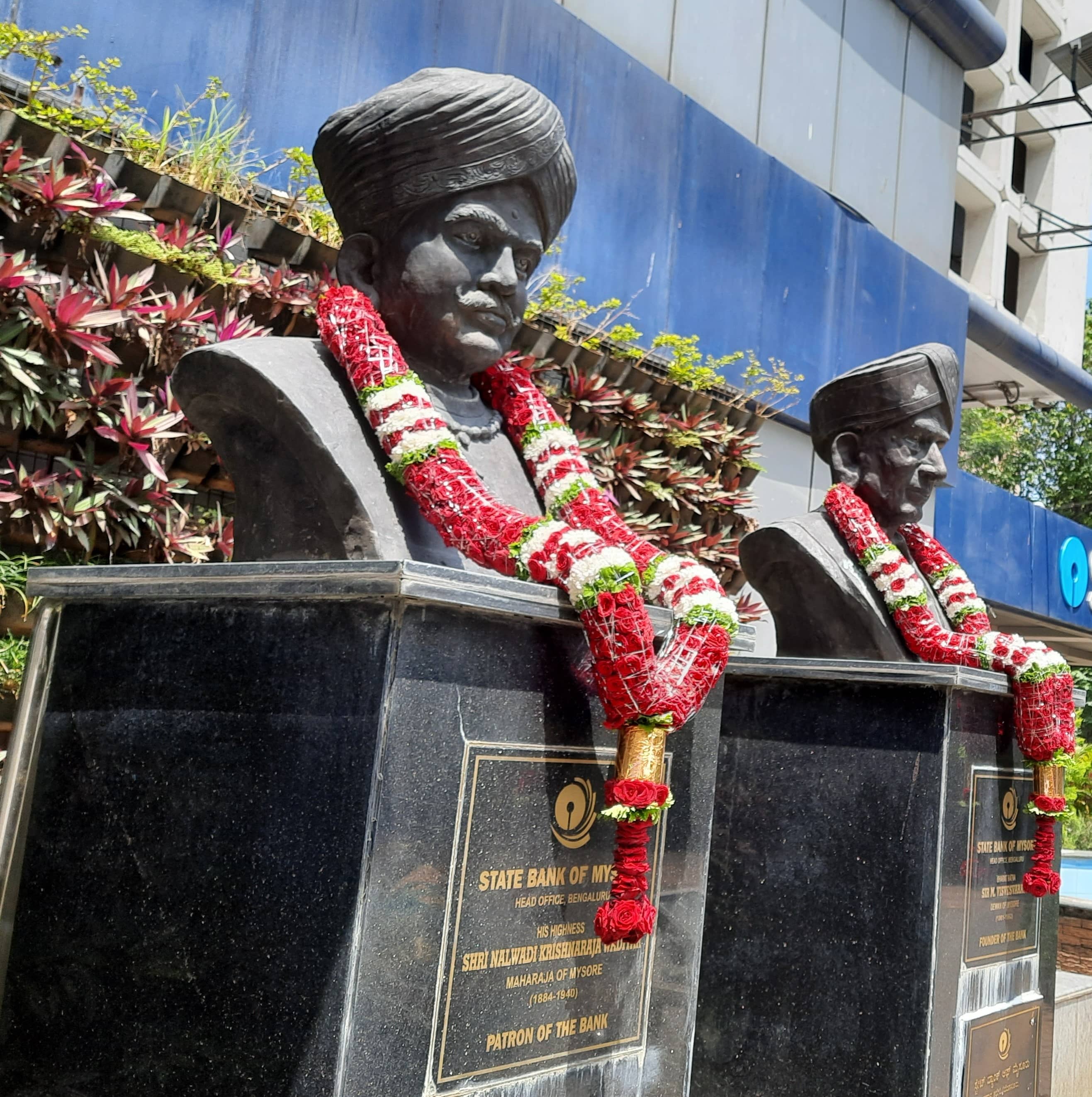 ಬೆಂಗಳೂರಿನ ಭಾರತೀಯ ಸ್ಟೇಟ್‌ ಬ್ಯಾಂಕ್‌ ಆವರಣದಲ್ಲಿ ನಾಲ್ವಡಿ ಕೃಷ್ಣರಾಜ ಒಡೆಯರ್‌ ಮತ್ತು ಸರ್‌.ಎಂ.ವಿಶ್ವೇಶ್ವರಯ್ಯನವರ ಪ್ರತಿಮೆಗಳು  