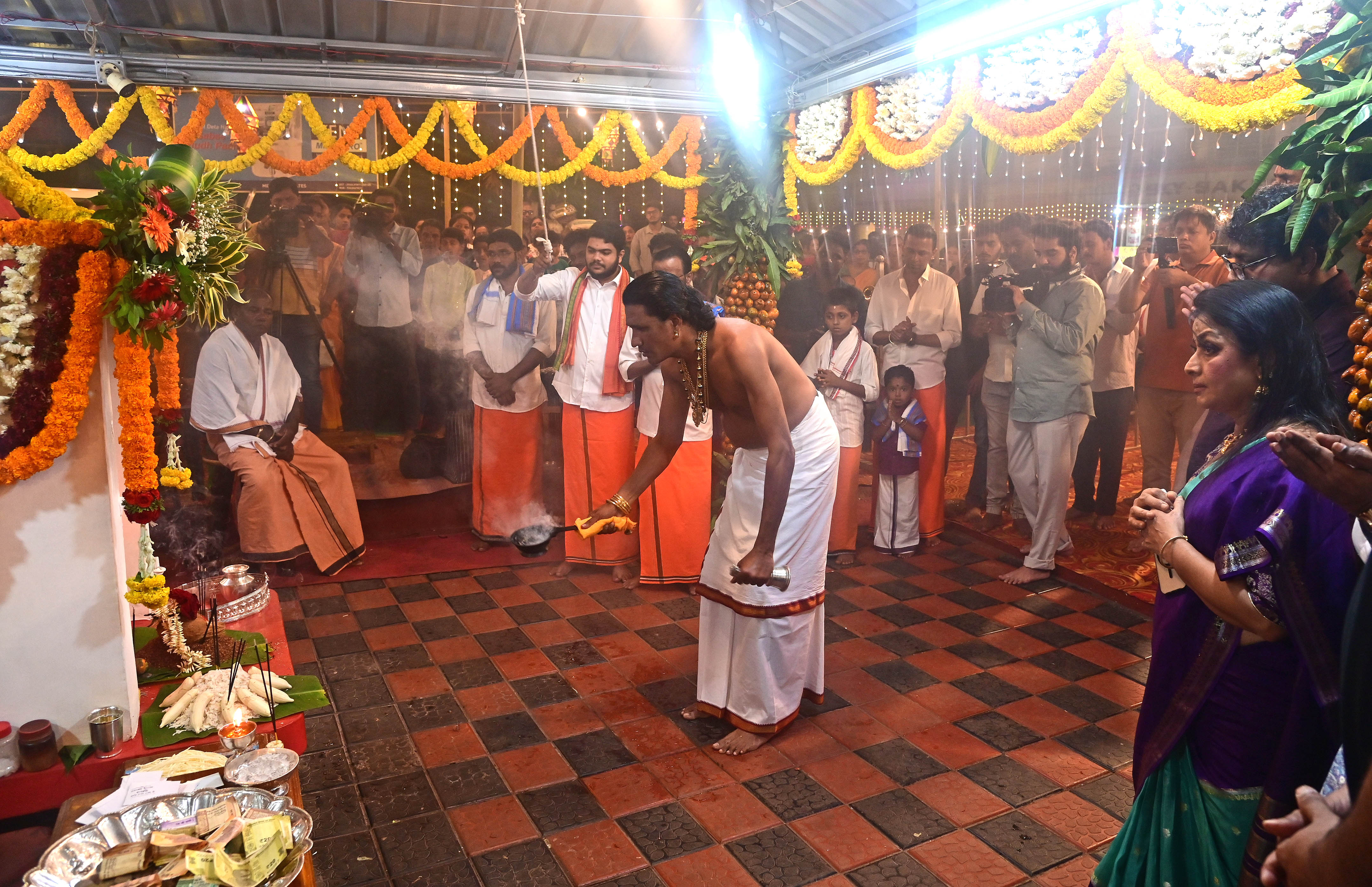 ಮಂಗಳೂರಿನ ಮಾರ್ನಮಿ ಕಟ್ಟೆಯಲ್ಲಿ ಕೊರಗಜ್ಜಗುಡಿಯಲ್ಲಿ ಕೊರಗಜ್ಜ ಕೋಲಸೇವೆ ನಡೆಯಿತು ಪ್ರಜಾವಾಣಿ ಚಿತ್ರ (ಸಾಂದರ್ಭಿಕ ಚಿತ್ರ)