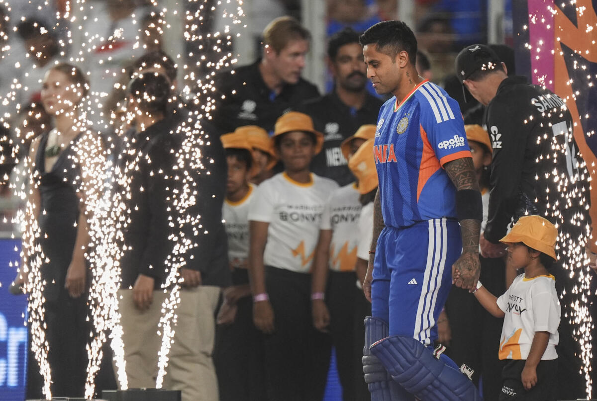 ಭಾರತ ತಂಡದ ನಾಯಕ ಸೂರ್ಯ ಕುಮಾರ್ ಯಾದವ್ ರಾಷ್ಟ್ರಗೀತೆ ಹಾಡಲು ಕ್ರೀಡಾಂಗಣವನ್ನು ಸಹ ಆಟಗಾರರೊಂದಿಗೆ ಪ್ರವೇಶಿಸುತ್ತಿರುವುದು.