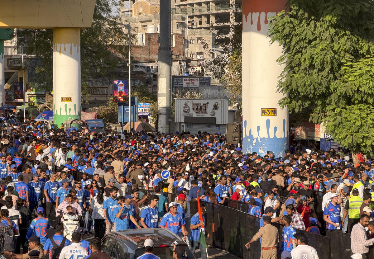 ಟಿ20 ವಿಶ್ವಕಪ್‌ 2026ರ ಫೈನಲ್‌ ಪಂದ್ಯಾವಳಿ ಅಹಮದಾಬಾದ್‌ನ ನರೇಂದ್ರ ಮೋದಿ ಅಂತರರಾಷ್ಟ್ರೀಯ ಕ್ರಿಕೆಟ್ ಮೈದಾನದಲ್ಲಿ  ಆಯೋಜನೆಗೊಂಡಿದ್ದು,ಈ ಪಂದ್ಯ ವೀಕ್ಷಣೆಗೆ ಅಪಾರ ಸಂಖ್ಯೆಯ ಅಭಿಮಾನಿಗಳು ಹರಿದು ಬಂದಿದ್ದಾರೆ. 