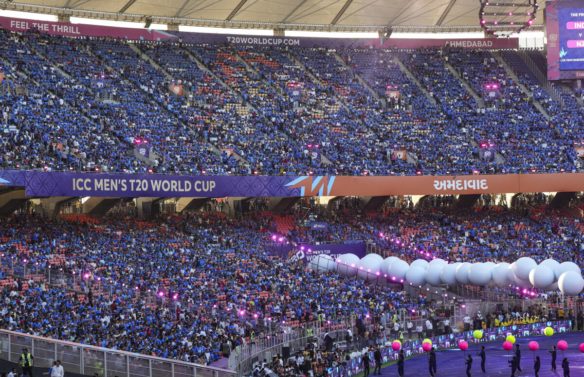 1.32 ಲಕ್ಷ ಜನರ ಸಾಮರ್ಥ್ಯ ಹೊಂದಿರುವ ಕ್ರಿಕೆಟ್ ಮೈದಾನಕ್ಕೆ, ಫೈನಲ್ ಪಂದ್ಯ ವೀಕ್ಷಿಸಲು ಸಾವಿರಾರು ಕ್ರಿಕೆಟ್ ಅಭಿಮಾನಿಗಳು ಹರಿದು ಬಂದಿದ್ದಾರೆ. 