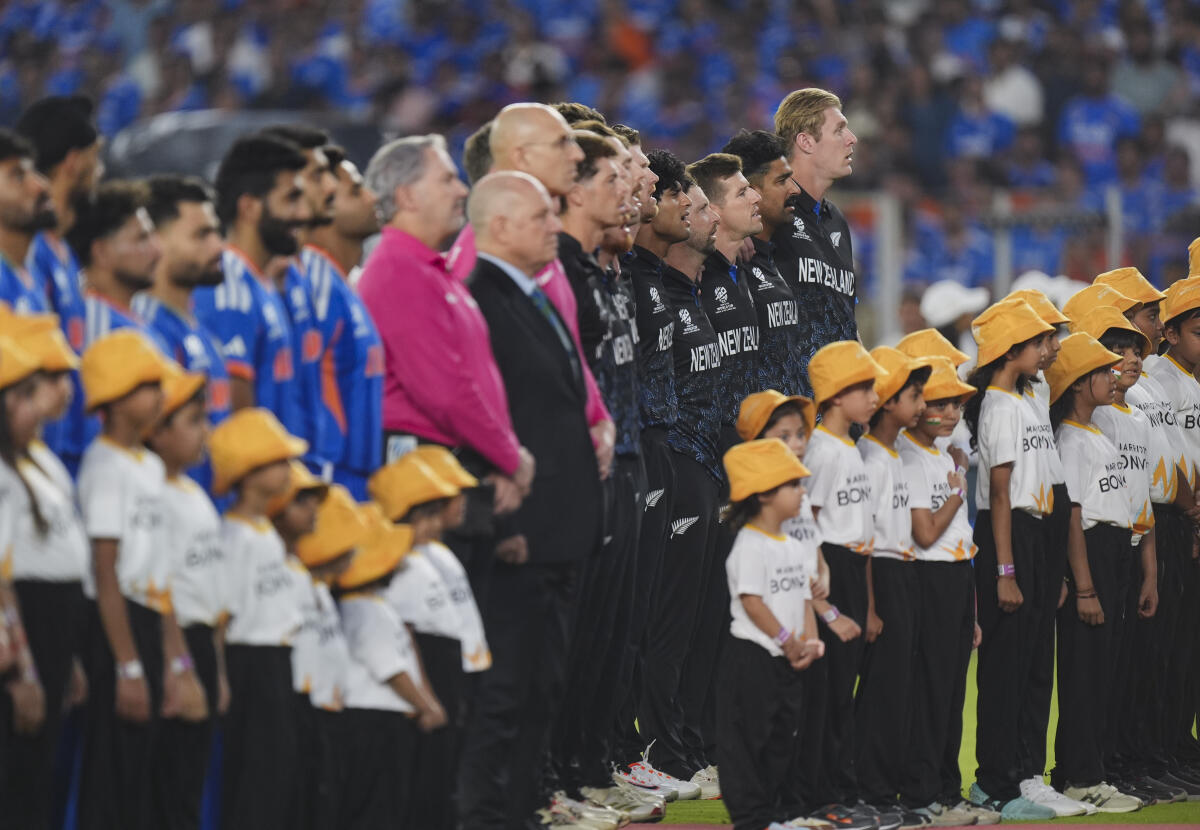 ಭಾರತ ಹಾಗೂ ನ್ಯೂಜಿಲೆಂಡ್‌  ತಂಡಗಳು ತಮ್ಮ ತಮ್ಮ ದೇಶದ ರಾಷ್ಟ್ರಗೀತೆಯನ್ನು ಹಾಡುತ್ತಿರುವುದು. ಜತೆಗೆ ಐಸಿಸಿ ಗಣ್ಯರು ಭಾಗಿಯಾದ್ದರು.