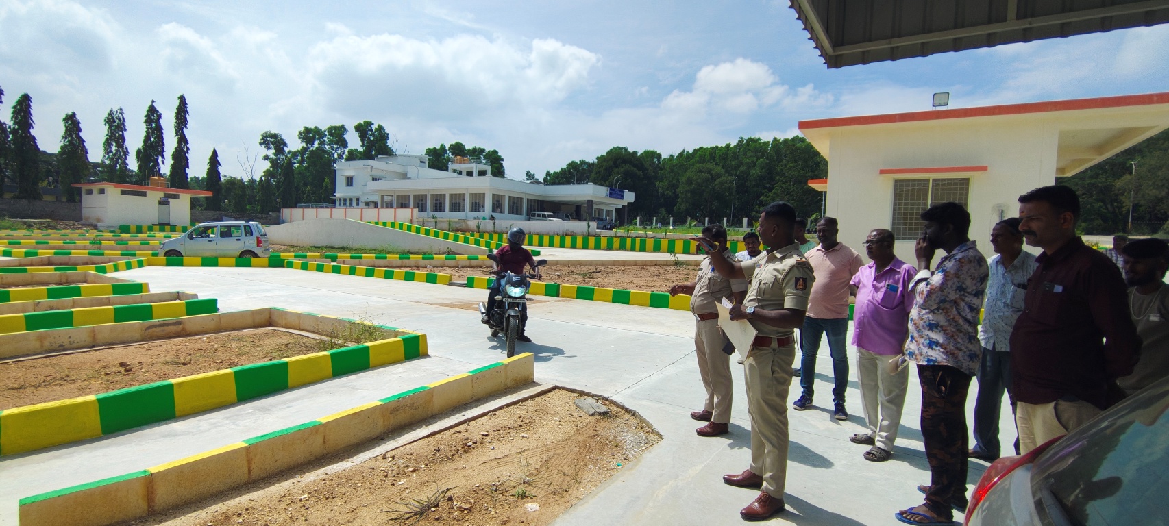 ಚಾಲನಾ ಪರೀಕ್ಷಾ ಪಥದಲ್ಲಿ ಮ್ಯಾನುವೆಲ್‌ ಆಗಿ ಅಧಿಕಾರಿಗಳು ಪರೀಕ್ಷೆ  ನಡೆಸುತ್ತಿರುವುದು