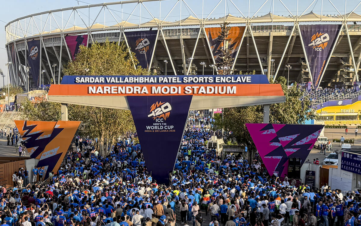 ಪಂದ್ಯಾವಳಿ ಆರಂಭಕ್ಕೂ ಮುನ್ನ ಗುಜರಾತ್‌ನ  ನರೇಂದ್ರ ಮೋದಿ ಕ್ರೀಡಾಂಗಣದತ್ತ ಸಾವಿರಾರು ಸಂಖ್ಯೆಯ ಅಭಿಮಾನಿಗಳು ಹರಿದು ಬಂದಿರುವುದು.