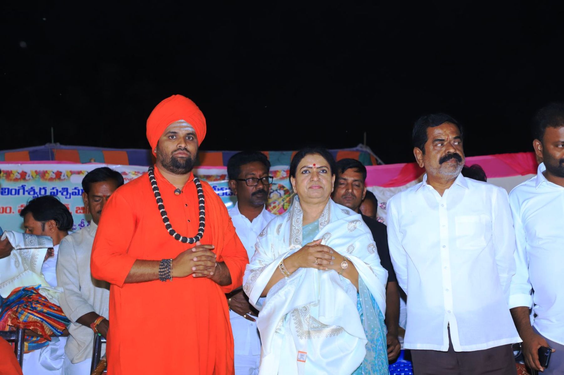 ಸೈದಾಪುರ ಸಮೀಪದ ನೇರಡಗಂ ಶ್ರೀಮಠದ ಜಾತ್ರಾ ಮಹೋತ್ಸವದ ಧರ್ಮಸಭೆಯಲ್ಲಿ ಸಂಸದೆ ಡಿ.ಕೆಅರುಣಾ ಅವರನ್ನು ಶ್ರೀಮಠದ ಪೀಠಾಧಿಪತಿ ಪಂಚಮ ಸಿದ್ಧಲಿಂಗ ಮಹಾಸ್ವಾಮಿಗಳವರು ಸನ್ಮಾನಿಸಿ ಆಶೀರ್ವದಿಸಿದರು
