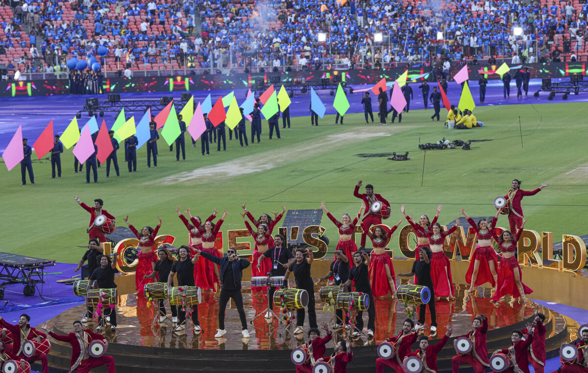 ಭಾರತ ಮತ್ತು ನ್ಯೂಜಿಲೆಂಡ್ ನಡುವಿನ 2026ರ ಟಿ20 ವಿಶ್ವಕಪ್‌ನ ಫೈನಲ್ ಪಂದ್ಯಕ್ಕೂ ಮುನ್ನ ಗಾಯಕ ಸುಖ್‌ಬೀರ್ ಹಾಗೂ ಇತರೆ ಕಲಾವಿದರೊಂದಿಗೆ ಪ್ರದರ್ಶನ ನೀಡಿದರು.