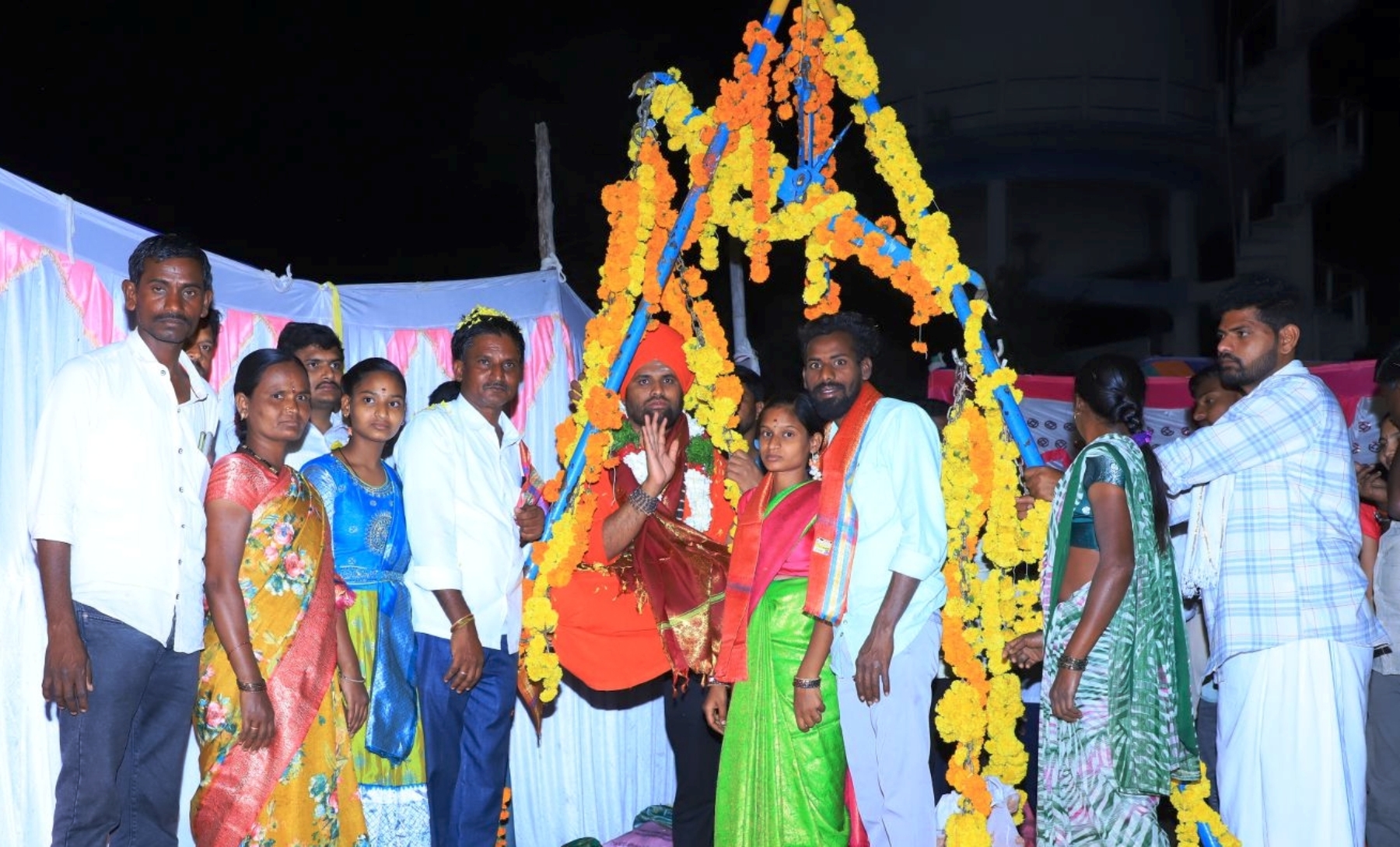 ಸೈದಾಪುರ ಸಮೀಪದ ನೇರಡಗಂ ಶ್ರೀಮಠದಲ್ಲಿ ಪೀಠಾಧಿಪತಿ ಪಂಚಮ ಸಿದ್ದಲಿಂಗ ಸ್ವಾಮಿಗಳವರಿಗೆ ಭಕ್ತರು ತುಲಾಭಾರ ಮಾಡಿದರು