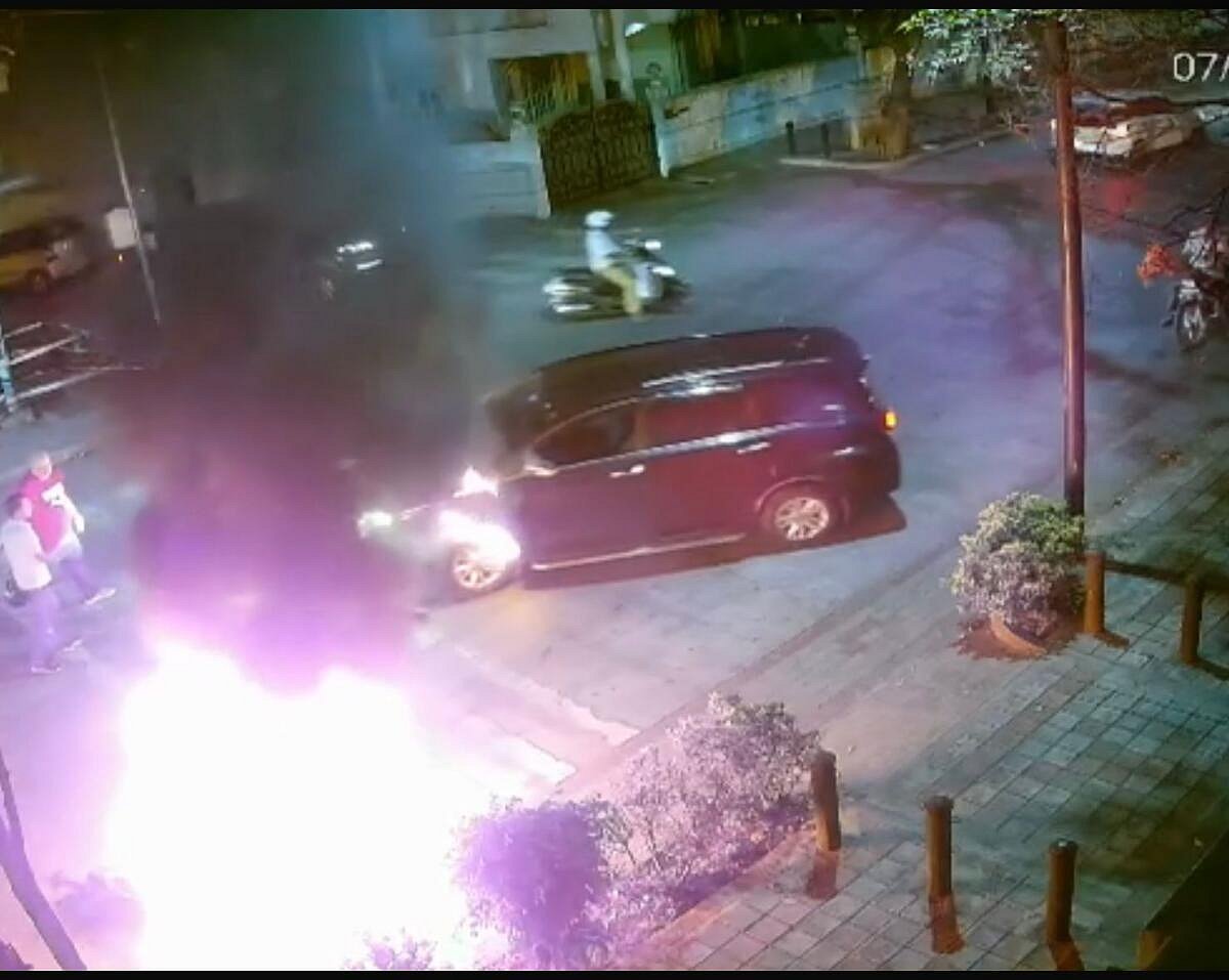 ಕನಕಪುರ ರಸ್ತೆಯಲ್ಲಿ ಕಾರು, ಲಾರಿ ನಡುವೆ ಅಪಘಾತ: ಮೂವರು ಯುವಕರ ಸಾವು