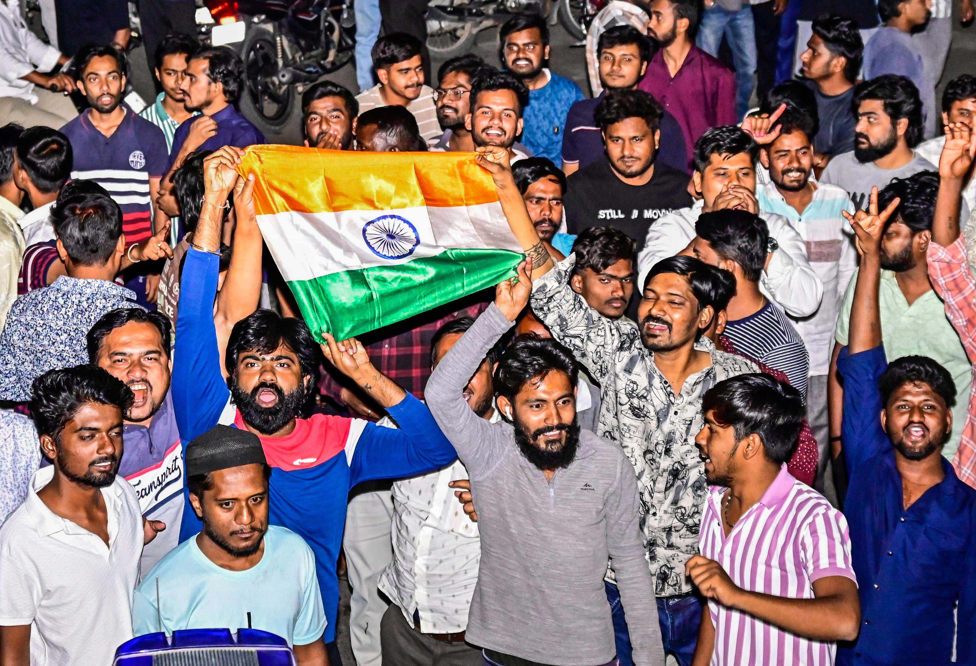 ಟಿ–20 ವಿಶ್ವಕಪ್ ಕ್ರಿಕೆಟ್ ಟೂರ್ನಿಯಲ್ಲಿ ಭಾರತ ತಂಡವು ನ್ಯೂಜಿಲೆಂಡ್ ವಿರುದ್ಧ ಜಯ ಗಳಿಸಿದ ನಂತರ ಕಲಬುರಗಿಯ ಎಸ್‌ವಿಪಿ ವೃತ್ತದಲ್ಲಿ ಯುವಕರು ಸಂಭ್ರಮಿಸಿದರು –ಪ್ರಜಾವಾಣಿ ಚಿತ್ರ