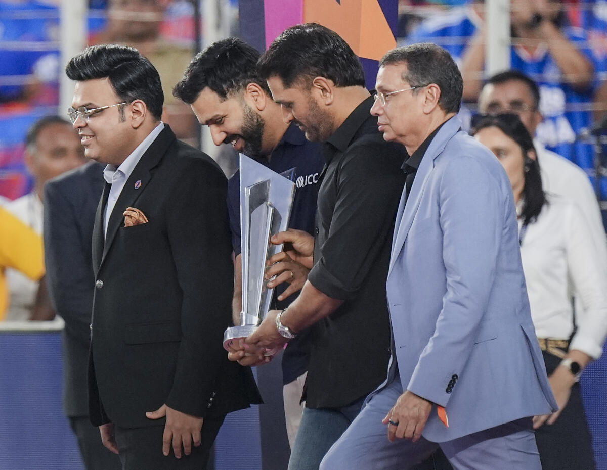 ಪಂದ್ಯ ಆರಂಭಕ್ಕೂ ಮುನ್ನ ಮಾಜಿ ನಾಯಕರುಗಳಾದ ಎಂ.ಎಸ್. ಧೋನಿ ಹಾಗೂ ರೋಹಿತ್ ಶರ್ಮಾ ಮೈದಾನಕ್ಕೆ ಟಿ20 ವಿಶ್ವಕಪ್ ಟ್ರೋಫಿಯನ್ನು ತಂದರು. ಈ ವೇಳೆ, ಐಸಿಸಿ ಅಧ್ಯಕ್ಷ ಜಯ್ ಶಾ ಇದ್ದರು.