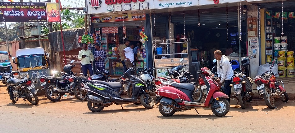 ಹೆದ್ದಾರಿ ಪಕ್ಕದ ಹೋಟೆಲ್ ಮುಂದೆ ನಿಲ್ಲಿಸಿರುವ ದ್ವಿಚಕ್ರ ವಾಹನಗಳು