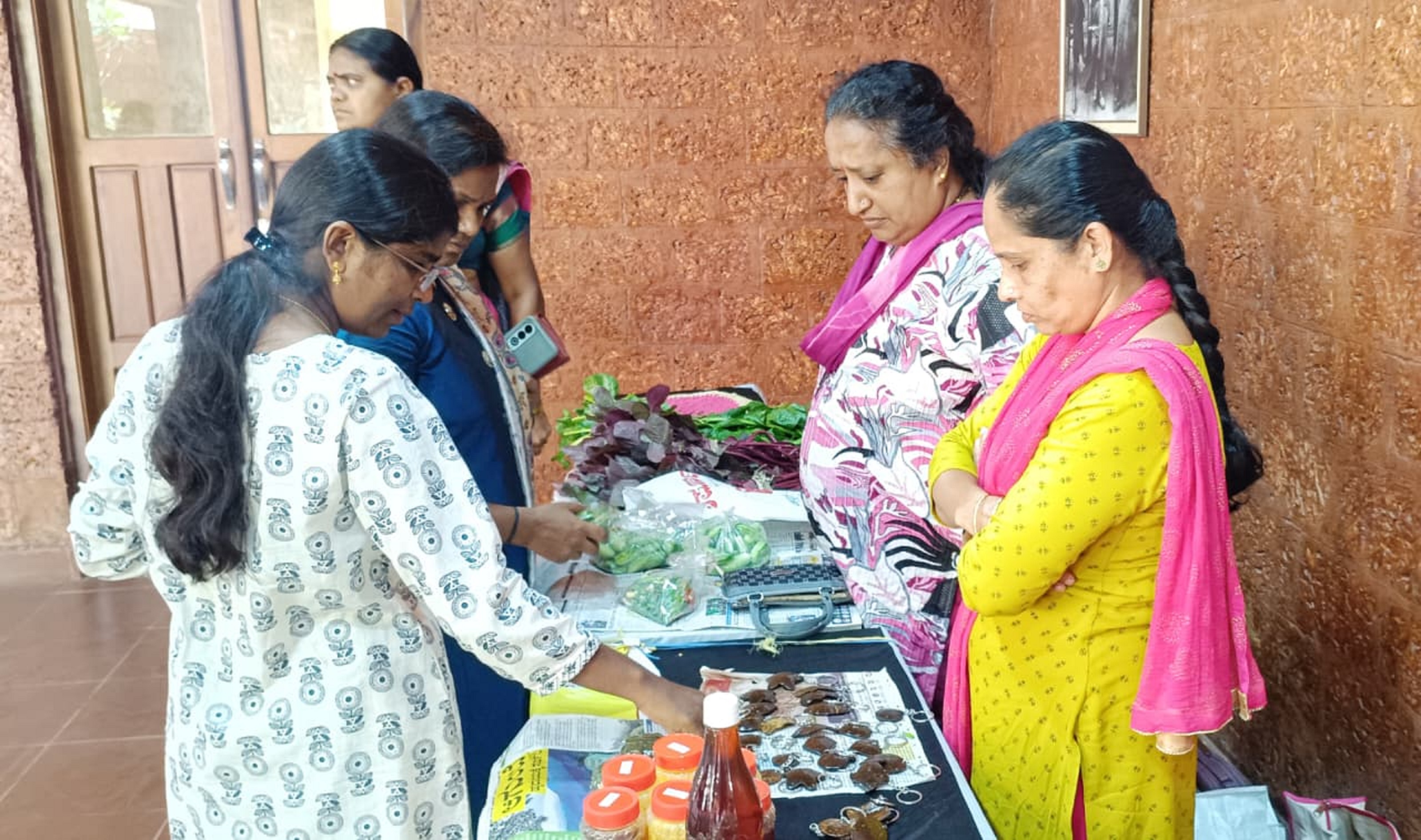 ಸಂಜೀವಿನಿ ಒಕ್ಕೂಟದ ಸದಸ್ಯರು ವಿವಿಧ ಮಳಿಗೆಗಳಲ್ಲಿ ಕರಕುಶಲ ವಸ್ತುಗಳನ್ನಿರಿಸಿ ವ್ಯಾಪಾರದಲ್ಲಿ ತೊಡಗಿದ್ದರು