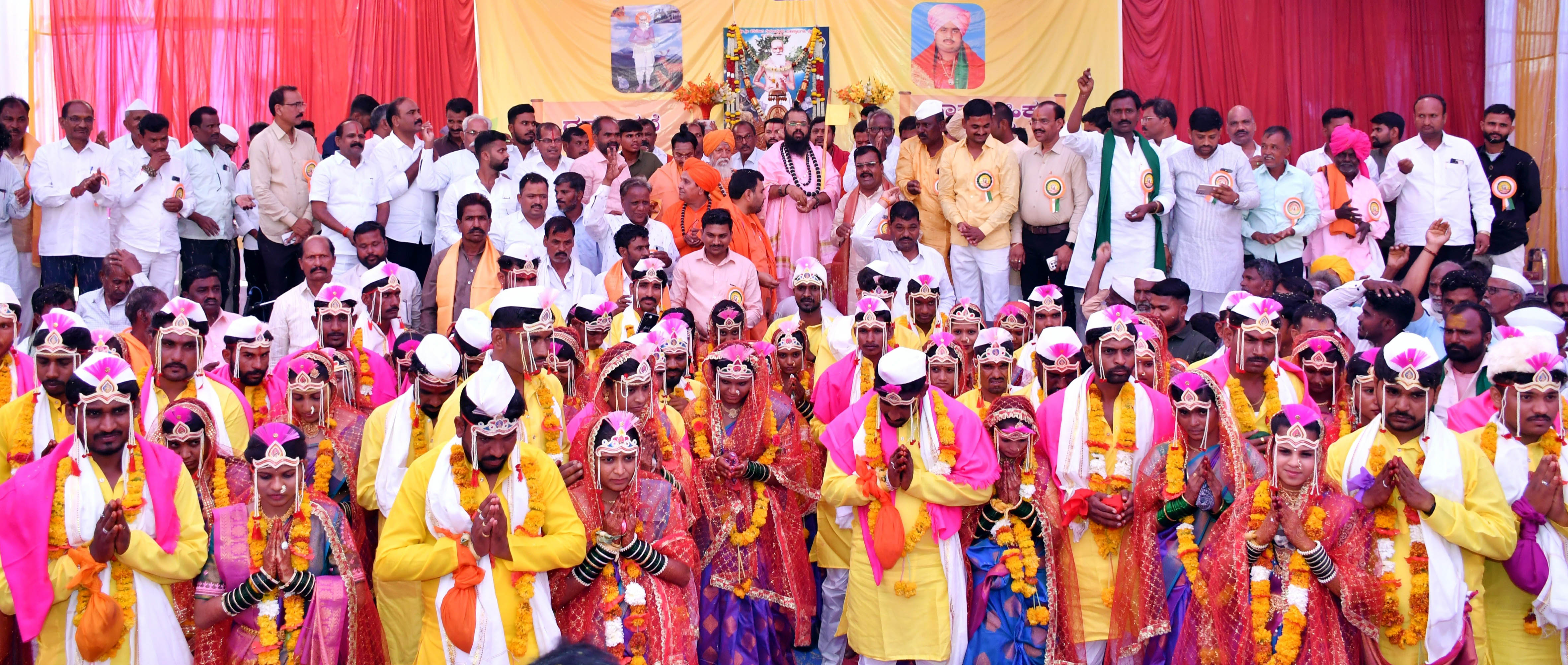 ಹೊರ್ತಿ ಸಮೀಪದ ಸುಕ್ಷೇತ್ರ ಜೇವೂರ ಗ್ರಾಮದ ಹಠಯೋಗಿ ಪವಾಡ- ಪುರುಷ ಶ್ರೀರೇವಣಸಿದ್ಧೇಶ್ವರ ಸ್ವಾಮೀಜಿ ಅವರ 40ನೇ ಪುಣ್ಯರಾಧನೆ ಪ್ರಯುಕ್ತ ಭಾನುವಾರ ಜರುಗಿದ ಸಾಮೂಹಿಕ ವಿವಾಹಗಳ ವೇದಿಕೆ ಕಾರ್ಯಕ್ರಮದಲ್ಲಿ ನೀಡಿದರು.ಕಾಶಿಪೀಠದ ಜಗದ್ಗುರುರು ಶ್ರೀ ಮಲ್ಲಿಕಾರ್ಜುನ ಶಿವಾಚಾರ್ಯ ಸ್ವಾಮೀಜಿ ಸಾನಿಧ್ಯದಲ್ಲಿ 31ಜೋಡಿಗಳು ಪತಿ ಸತಿಗಳಾಗಿ ನವದಾಂಪತ್ಯಕ್ಕೆ ಕಾಲಿಟ್ಟರು.