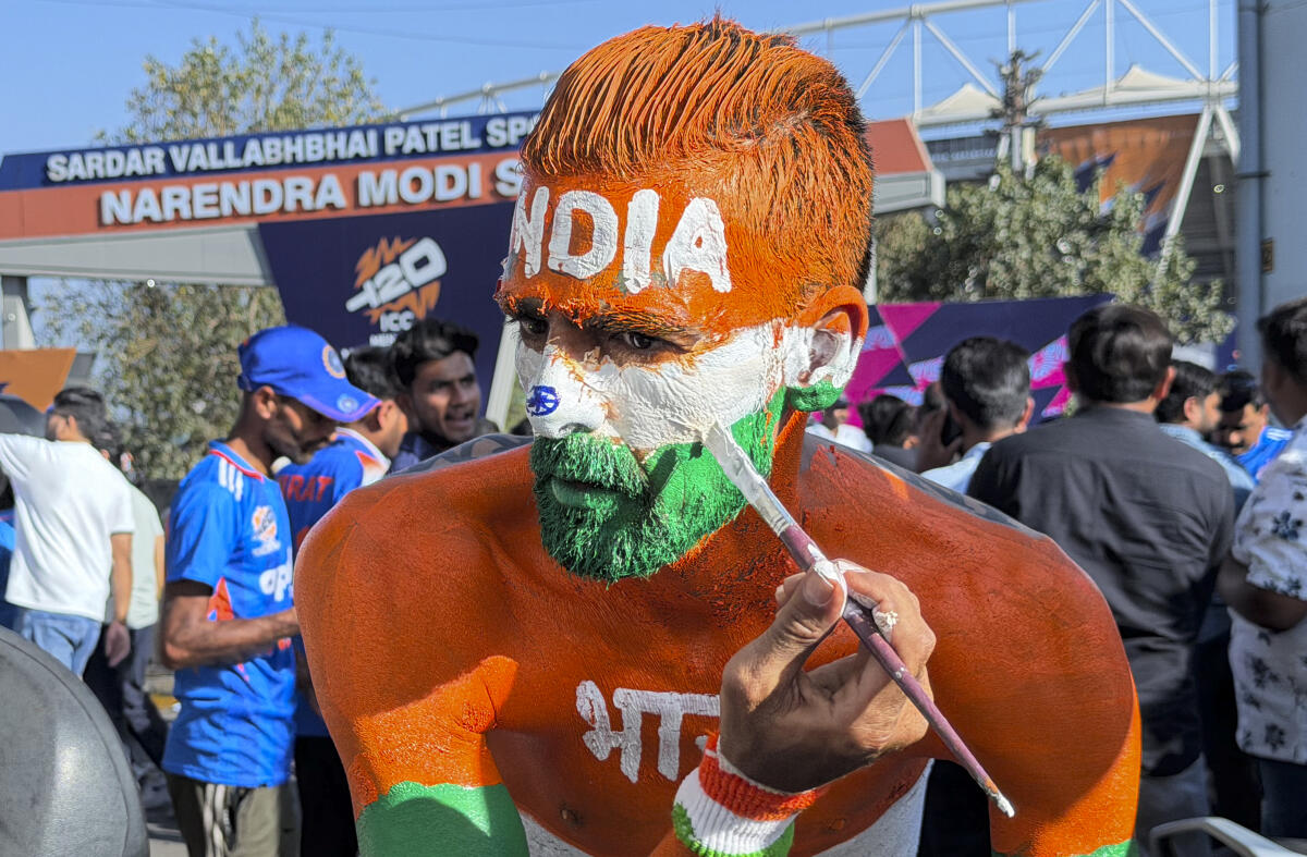 2026ರ ಟಿ20 ವಿಶ್ವಕಪ್‌ ಫೈನಲ್ ಪಂದ್ಯ ವೀಕ್ಷಿಸಲು ನರೇಂದ್ರ ಮೋದಿ ಕ್ರೀಡಾಂಗಣಕ್ಕೆ ಆಗಮಿಸಿದ ಕ್ರಿಕೆಟ್ ಅಭಿಮಾನಿಯೊಬ್ಬರು, ತಮ್ಮ ಮುಖಕ್ಕೆ ಕೇಸರಿ, ಬಿಳಿ ಹಸಿರು ಬಣ್ಣದ ಜೊತೆಗೆ ಇಂಡಿಯಾ ಎಂದು ಬರೆದುಕೊಂಡು ಮೈದಾನಕ್ಕೆ ಬಂದಿದ್ದಾರೆ.