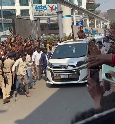 ಜೂನಿಯರ್‌ ಎನ್​ಟಿಆರ್ ನೋಡಲು ಮುಗಿಬಿದ್ದ ಅಭಿಮಾನಿಗಳ ಚದುರಿಸಲು ಲಘು ಲಾಠಿ ಪ್ರಹಾರ