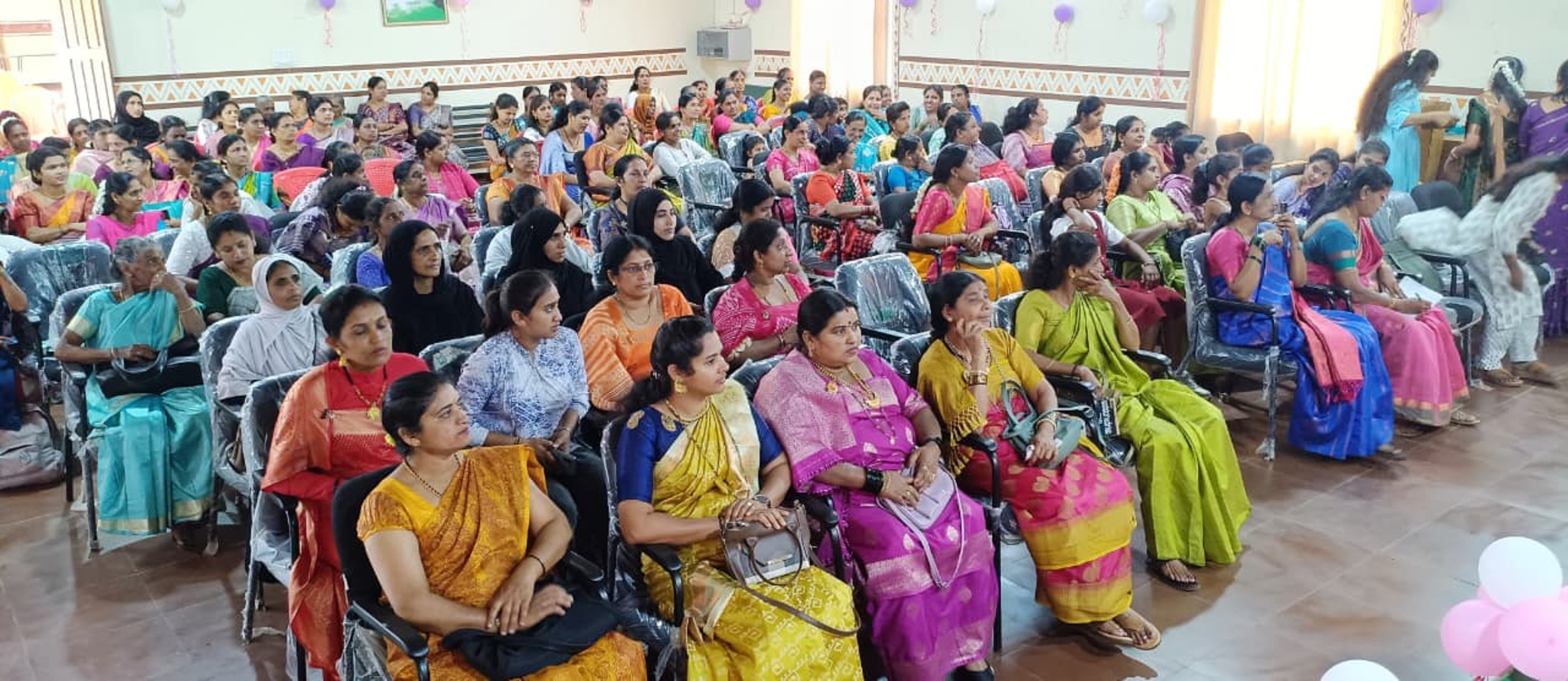 ಕಾರ್ಯಕ್ರಮದಲ್ಲಿ ಹೆಚ್ಚಿನ ಸಂಖ್ಯೆಯಲ್ಲಿ ಮಹಿಳೆಯರು ಭಾಗವಹಿಸಿದ್ದರು