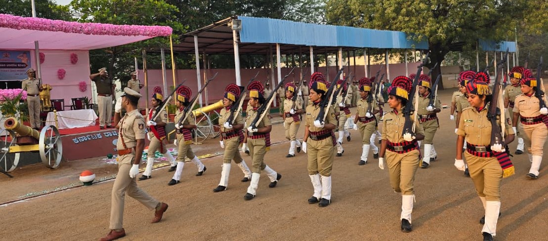 ರಾಯಚೂರಿನ ಪೊಲೀಸ್‌ ಮೈದಾನದಲ್ಲಿ ಭಾನುವಾರ ಮಹಿಳಾ ಪೊಲೀಸ್‌ ಸಿಬ್ಬಂದಿ ಪಂಥ ಸಂಚಲನ ನಡೆಸಿದರು