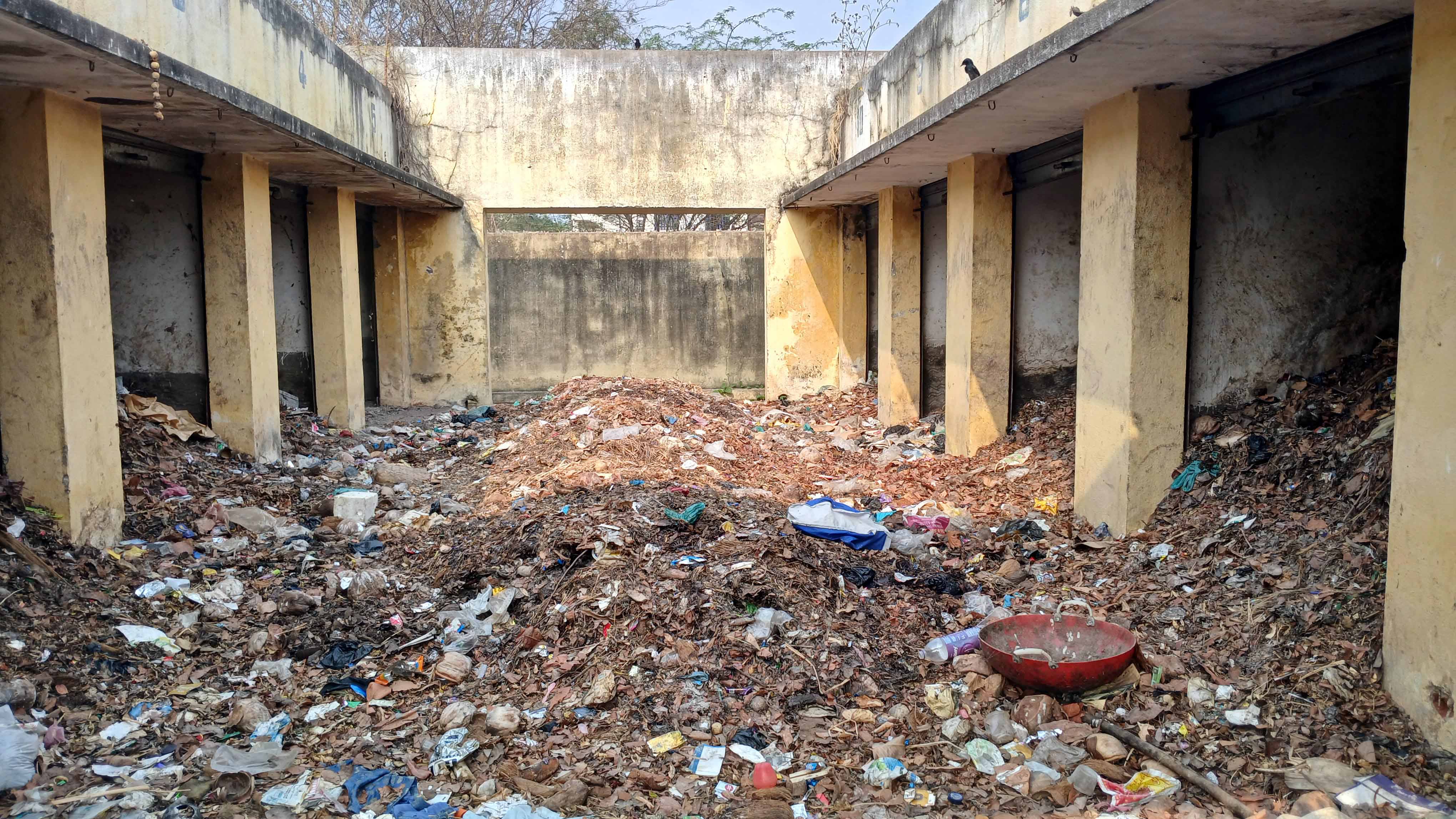 ಚಿಕ್ಕಮಳೂರು ಮಟನ್ ಮಾರುಕಟ್ಟೆ ಒಳಗೆ ಕಸದ ರಾಶಿ