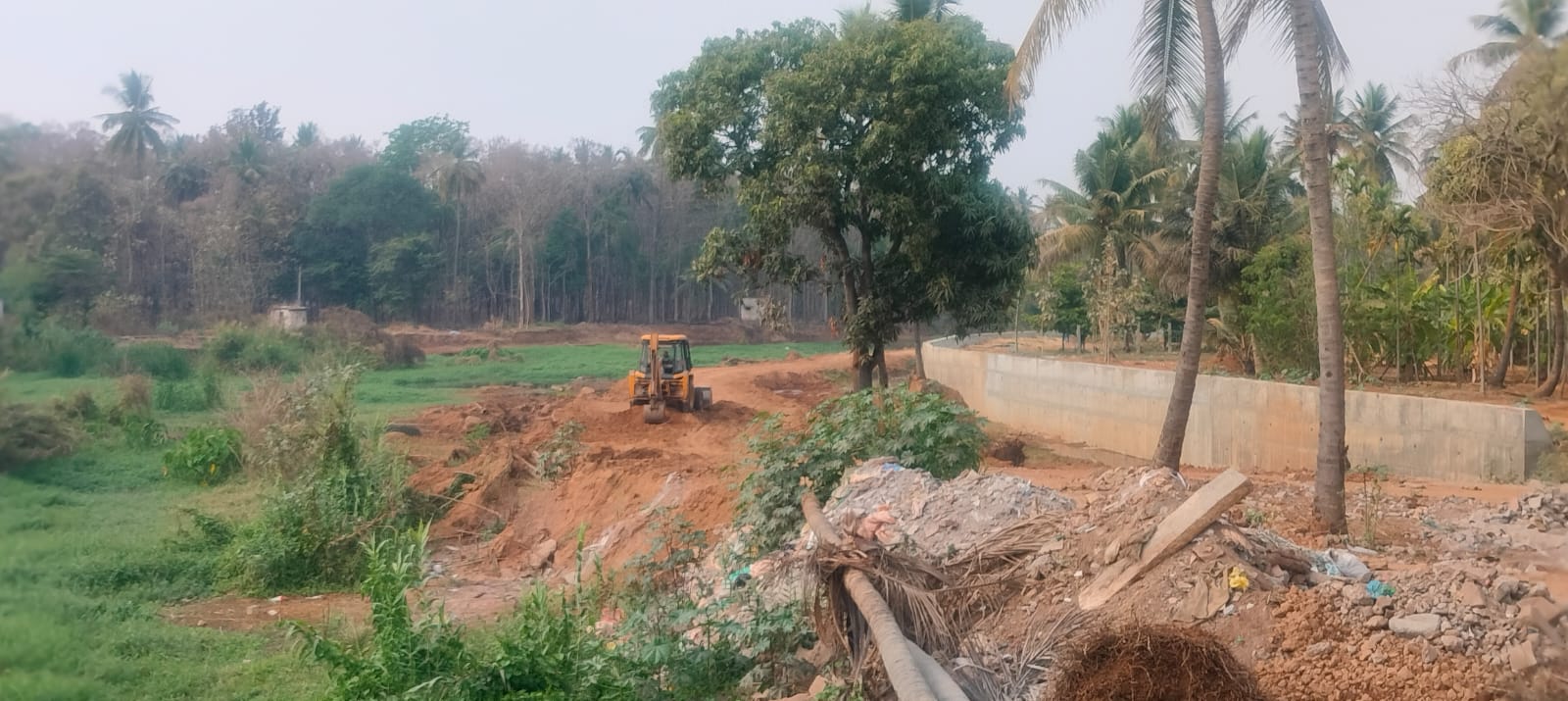 ನದಿ ದಂಡೆಯಲ್ಲಿ ತಡೆಗೋಡೆ ನಿರ್ಮಾಣ ಕಾರ್ಯ ಭರದಿಂದ ನಡೆಯುತ್ತಿದೆ