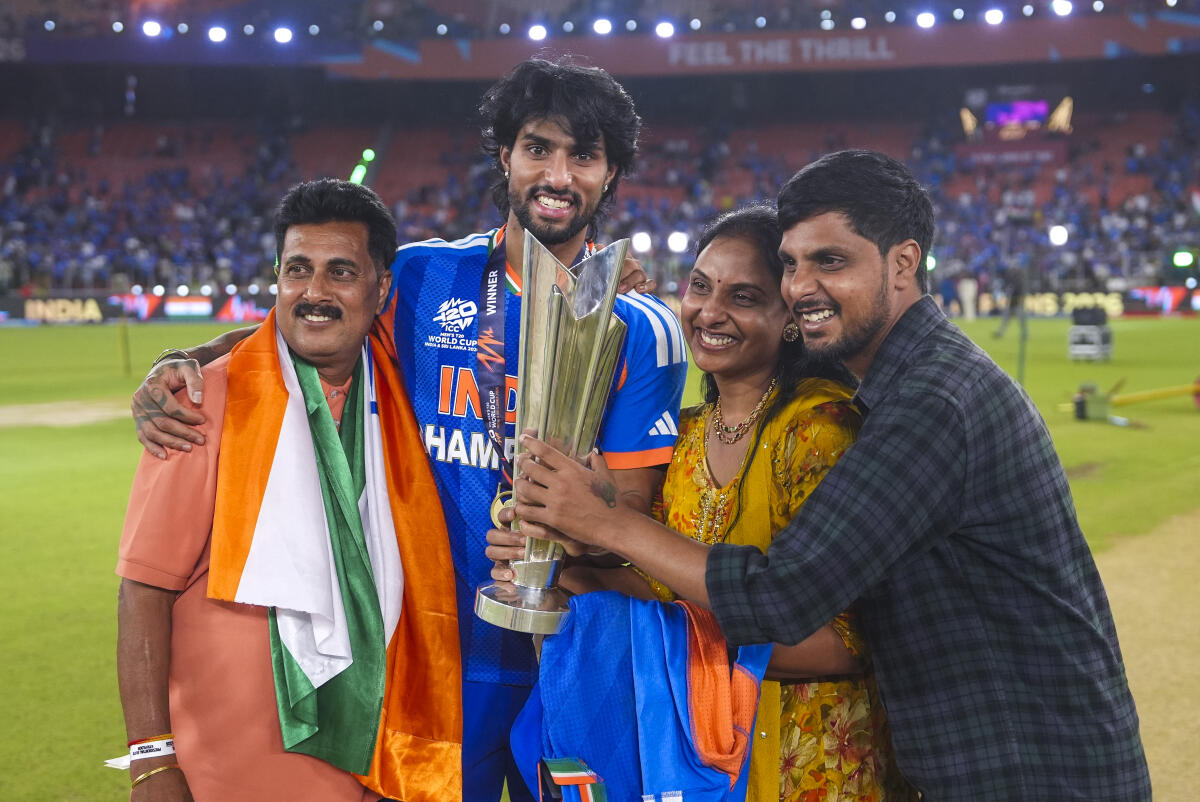 ಟ್ರೋಫಿಯೊಂದಿಗೆ ತಿಲಕ್‌ ವರ್ಮಾ ಕುಟುಂಬ