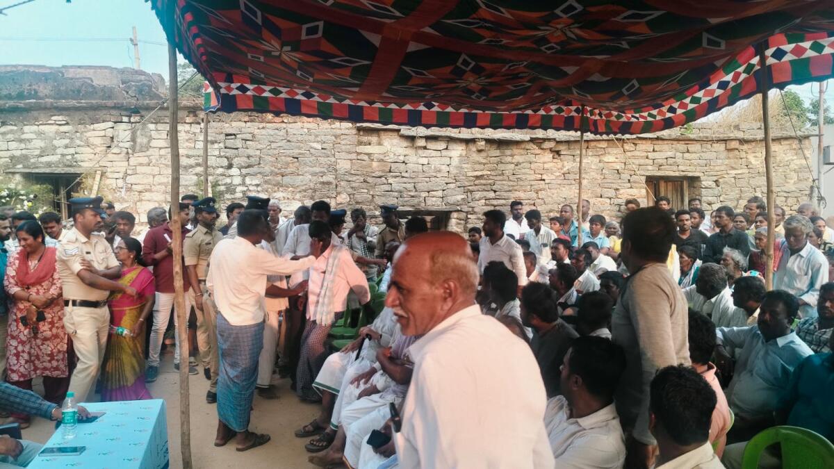 ಗೌರಿಬಿದನೂರು ತಾಲ್ಲೂಕಿನ ಉಚ್ಚೋದನಹಳ್ಳಿ ಗ್ರಾಮದಲ್ಲಿ ನಡೆದ ಸಂಧಾನ ಸಭೆಯಲ್ಲಿಯೇ ಪರಿಶಿಷ್ಟ ಜಾತಿ ಮತ್ತು ಇತರೆ ಸಮುದಾಯಗಳ ಜನರ ವಾಗ್ವಾದ