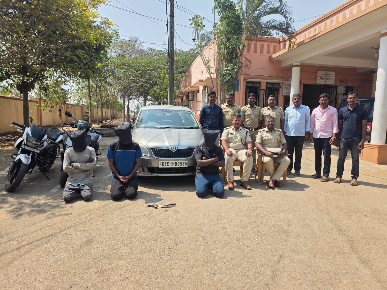 ಬಿಳಿಕೆರೆ ಠಾಣಾ ವ್ಯಾಪ್ತಿಯಲ್ಲಿ ನಡೆದ ದರೋಡೆ ಪ್ರಕರಣದ ಆರೋಪಿಗಳನ್ನು ಬಂಧಿಸಿರುವ ಪೊಲೀಸರ ತಂಡ