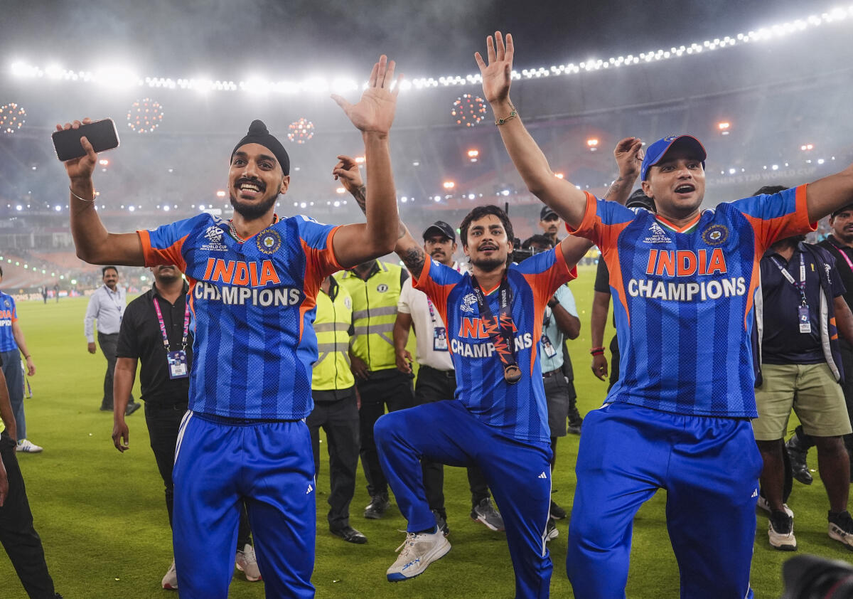 ಅಹಮದಾಬಾದಿನಲ್ಲಿ ಭಾನುವಾರ ಟಿ20 ವಿಶ್ವಕಪ್ ಜಯಿಸಿದ ಭಾರತ ತಂಡದ ಆಟಗಾರರ ಸಂಭ್ರಮ  