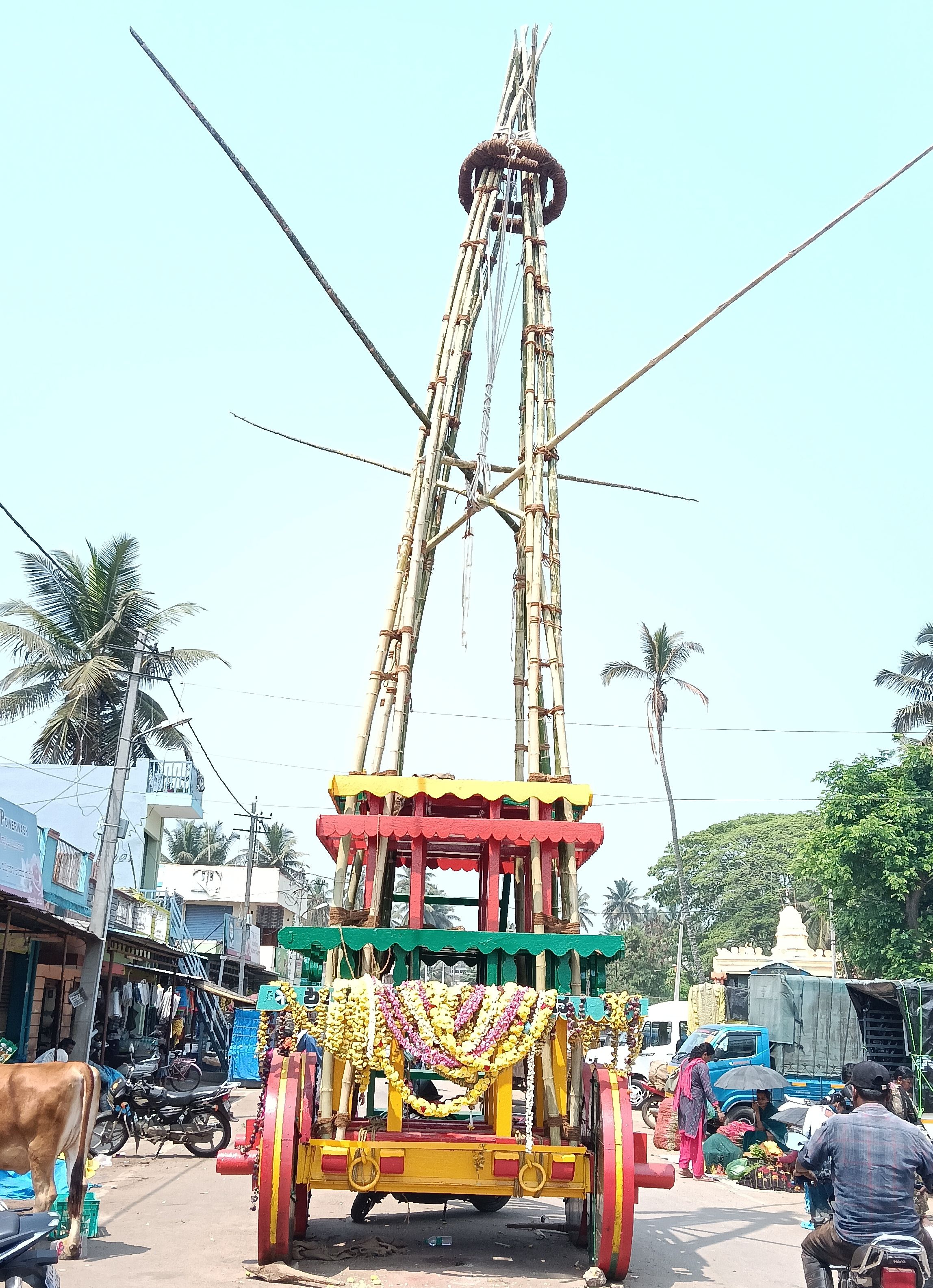 ಪಿರಿಯಾಪಟ್ಟಣದ ಮಸಣಿಕಮ್ಮ ದೇವತೆಯ ರಥೋತ್ಸವಕ್ಕೆ ರಥವನ್ನು ಅಣಿಗೊಳಿಸಲಾಗುತ್ತಿದೆ