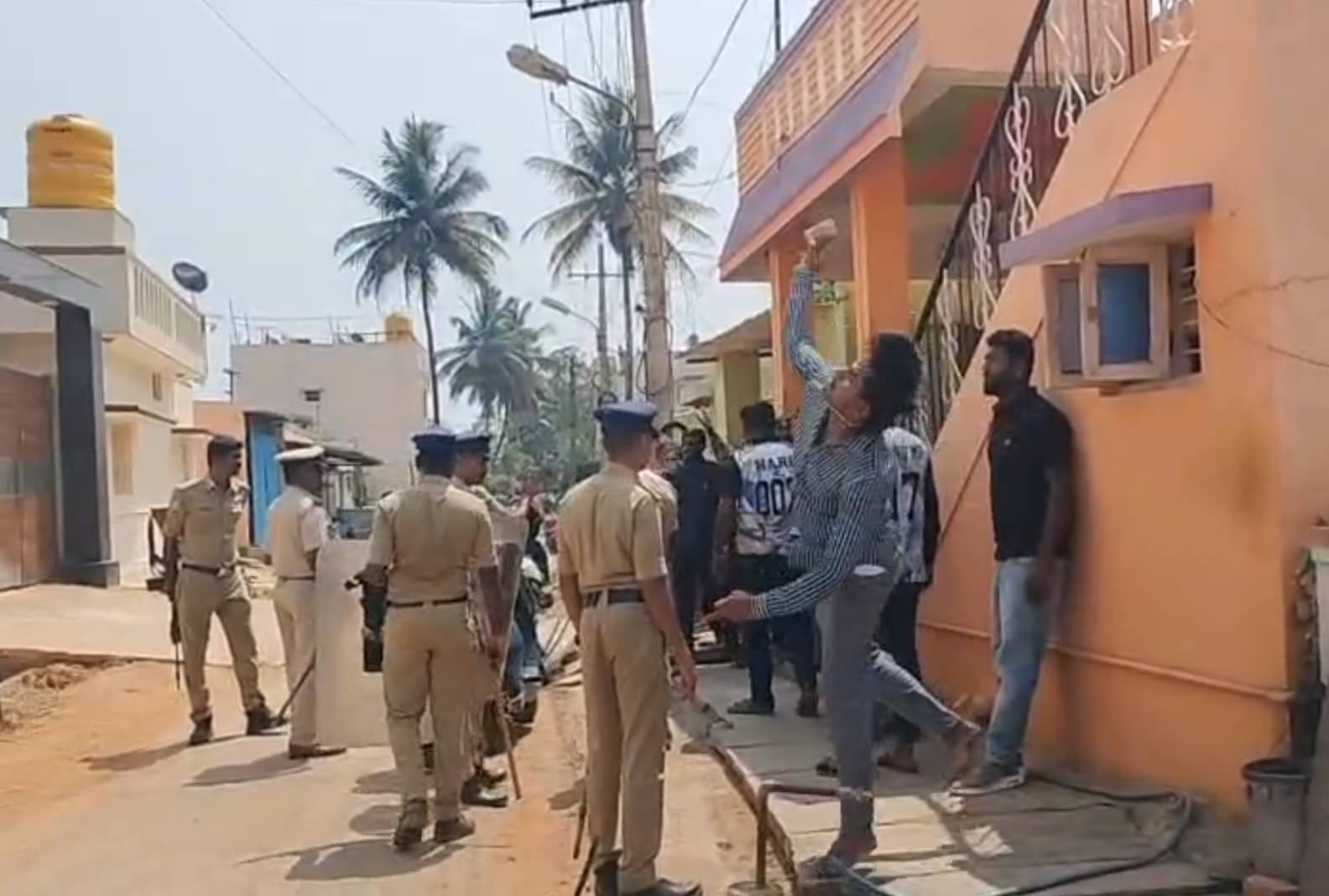 ಕೊಲೆ ಆರೋಪಿ ಮೋಹನ್‌ ಬಾಬು ಅವರ ಮನೆಯ ಮೇಲೆ ಕಲ್ಲು ತೂರಾಟ