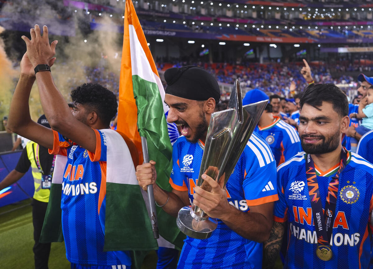 ಟ್ರೋಫಿಯೊಂದಿಗೆ ಅರ್ಷದೀಪ್ ಸಿಂಗ್, ರಿಂಕು ಸಿಂಗ್