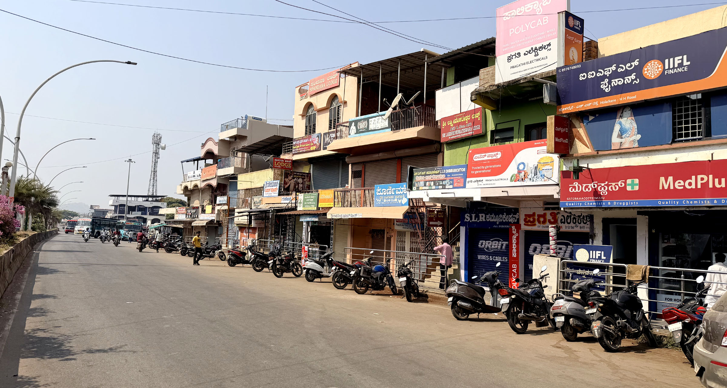 ಹೊಳಲ್ಕೆರೆಯಲ್ಲಿ ಸೋಮವಾರ ಒಳ ಮೀಸಲಾತಿ ಜಾರಿಗೆ ಆಗ್ರಹಿಸಿ ದಲಿತ ಸಂಘಟನೆಗಳು ಕರೆ ನೀಡಿದ್ದ ಬಂದ್‌ಗೆ ಬೆಂಬಲಿಸಿ ಅಂಗಡಿಗಳು ಮುಚ್ಚಿದ್ದರಿಂದ ರಸ್ತೆ ಬಿಕೋ ಎನ್ನುತ್ತಿತ್ತು