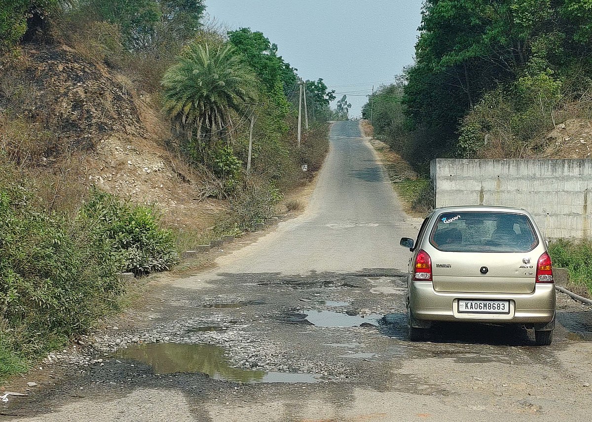 ನಿತ್ಯ ನೂರಾರು ವಾಹನಗಳ ಓಡಾಟ: ಗುಂಡಿ ಬಿದ್ದ ಆಲೂರು–ಬೇಲೂರು ರಸ್ತೆ