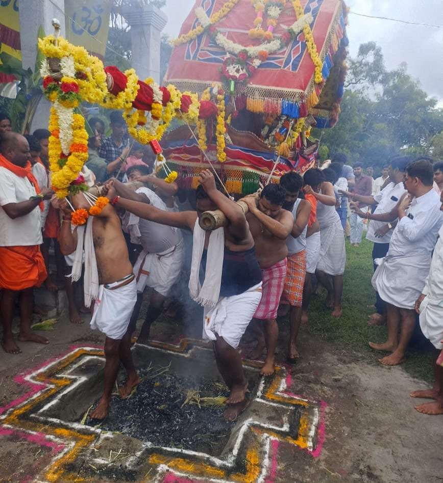 ಚಿಕ್ಕಜಾಜೂರು ಸಮೀಪದ ಕಡೂರು ಗ್ರಾಮದ ಬೆಟ್ಟದಲ್ಲಿ ನೆಲೆಸಿರುವ ವೀರಭದ್ರಸ್ವಾಮಿಗೆ ಸೋಮವಾರ ಕೆಂಡಾರ್ಚನೆ ಸೇವೆ ನಡೆಯಿತು.