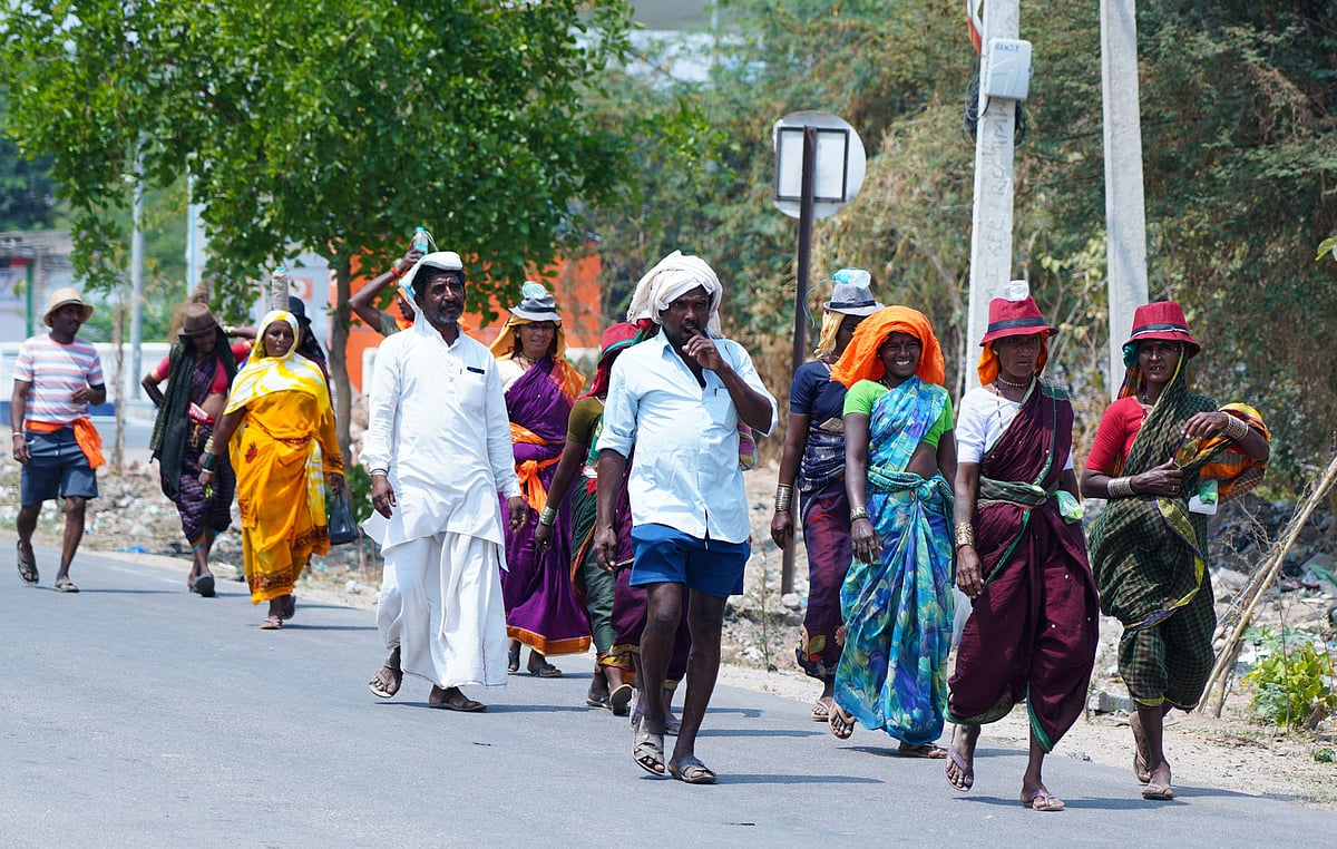 ಮಲ್ಲಿಕಾರ್ಜುನನ ದರ್ಶನಕ್ಕಾಗಿ ಬೆಂಕಿ ಬಿಸಿಲು ಲೆಕ್ಕಿಸದೇ ಭಕ್ತರ ಪಾದಯಾತ್ರೆ 
