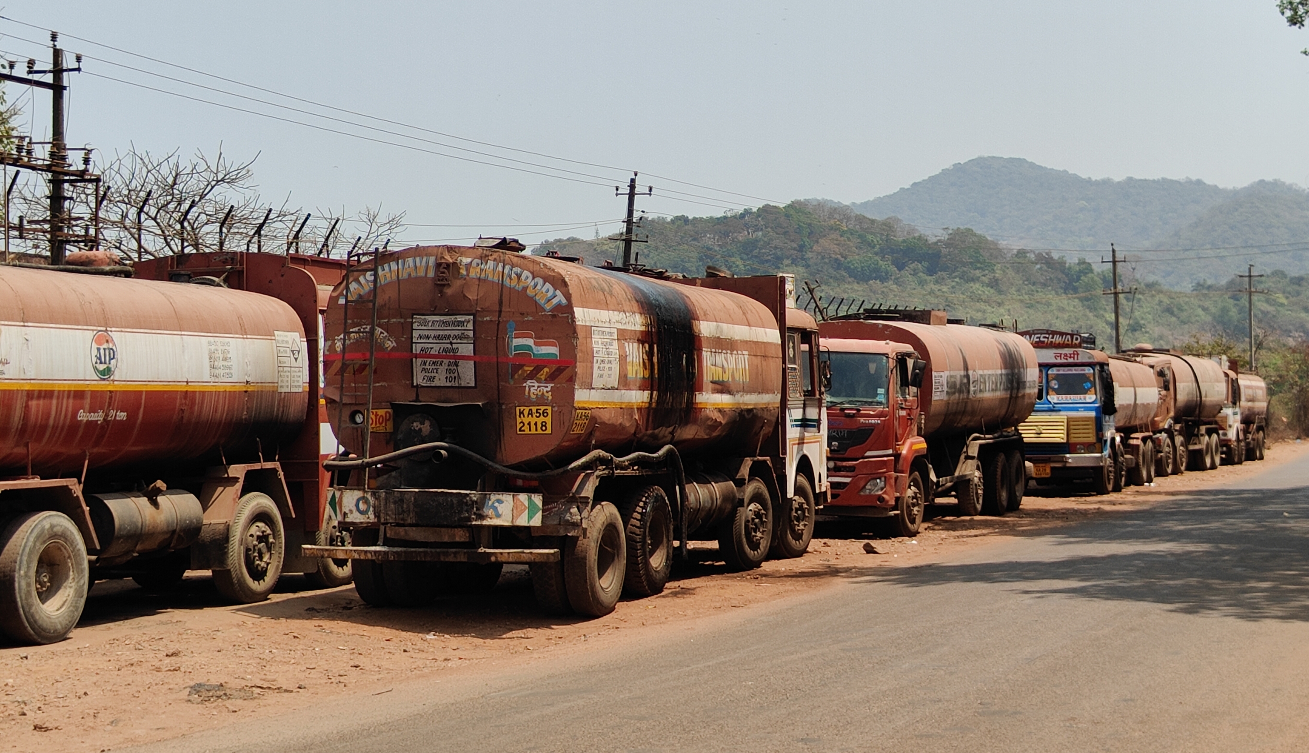 ಕಾರವಾರ ವಾಣಿಜ್ಯ ಬಂದರಿನ ಹೊರಗೆ ಬಿಟುಮಿನ್ ಸಾಗಣೆಯ ಟ್ಯಾಂಕರ್‌ಗಳು ನಿಂತಿರುವುದು.