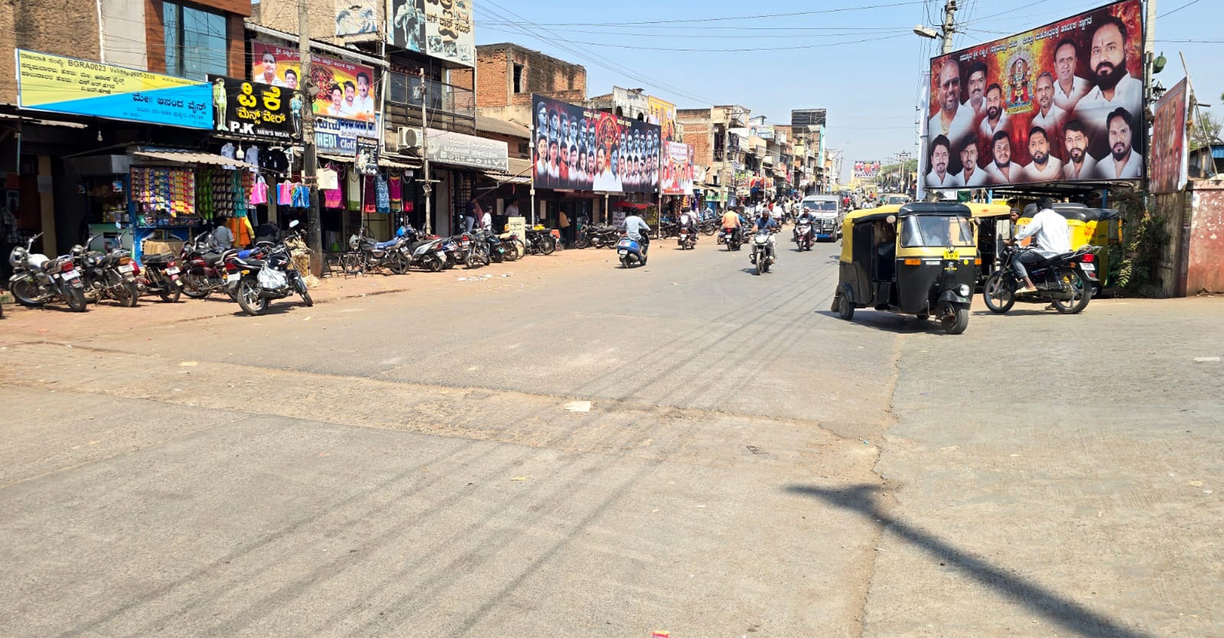 ಹುಕ್ಕೇರಿಯಲ್ಲಿ ಮಾ.10 ರಿಂದ 14ರವರೆಗೆ ಜರುಗುವ ಲಕ್ಷ್ಮೀದೇವಿ ಜಾತ್ರೆಯ ಪ್ರಯುಕ್ತ ಬೀದಿ ವ್ಯಾಪಾರಸ್ಥರನ್ನು ತೆರವುಗೊಳಿಸಿದ ನಂತರ ರಸ್ತೆಯು ಇಂಬಾಗಿ ಕಾಣಿಸುತ್ತಿದೆ.