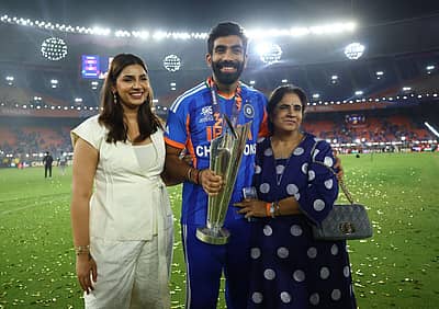 ಭಾರತ ತಂಡದ ವೇಗದ ಬೌಲರ್ ಜಸ್‌ಪ್ರೀತ್ ಬೂಮ್ರಾ 2026 ಟಿ20 ವಿಶ್ವಕಪ್‌ನಲ್ಲಿ ಉತ್ತಮ ಪ್ರದರ್ಶನ ನೀಡಿದ್ದಾರೆ. ಫೈನಲ್‌ ಪಂದ್ಯದಲ್ಲಿ ನ್ಯೂಜಿಲೆಂಡ್‌ ತಂಡದ ಪ್ರಮುಖ ವಿಕೆಟ್‌ ಪಡೆದು ಮಿಂಚಿದ ಜಸ್‌ಪ್ರೀತ್ ಬೂಮ್ರಾ, ‌ಗೆಲುವಿನ ಸಂಭ್ರಮವನ್ನು  ಪತ್ನಿ ಸಂಜನಾ ಗಣೇಶನ್ ಹಾಗೂ ತಾಯಿ ದಲ್ಜಿತ್ ಬುಮ್ರಾ ಅವರೊಂದಿಗೆ ಆಚರಿಸಿದ್ದಾರೆ.