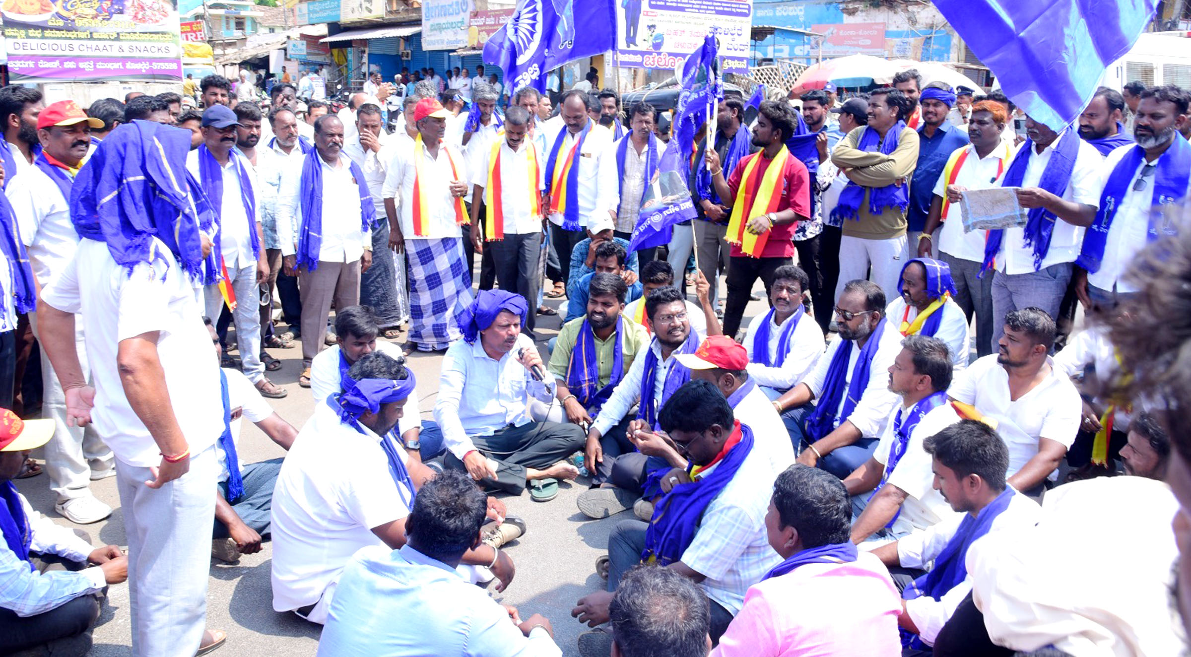 ಹೊಳಲ್ಕೆರೆಯಲ್ಲಿ ಸೋಮವಾರ ಒಳ ಮೀಸಲಾತಿ ಜಾರಿಗೆ ಆಗ್ರಹಿಸಿ ದಲಿತ ಸಂಘಟನೆಗಳ ಸದಸ್ಯರು ಅಂಬೇಡ್ಕರ್ ಮುಖ್ಯವೃತ್ತದಲ್ಲಿ ಪ್ರತಿಭಟನೆ ನಡೆಸಿದರು