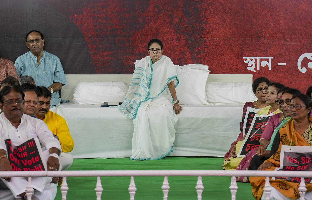 ಮೋದಿ ಕಾರ್ಯಕ್ರಮದ ಕರಪತ್ರ ಹಂಚುತ್ತಿರುವವರನ್ನು ಪೊಲೀಸರಿಗೊಪ್ಪಿಸಿ ಎಂದ ಮಮತಾ 