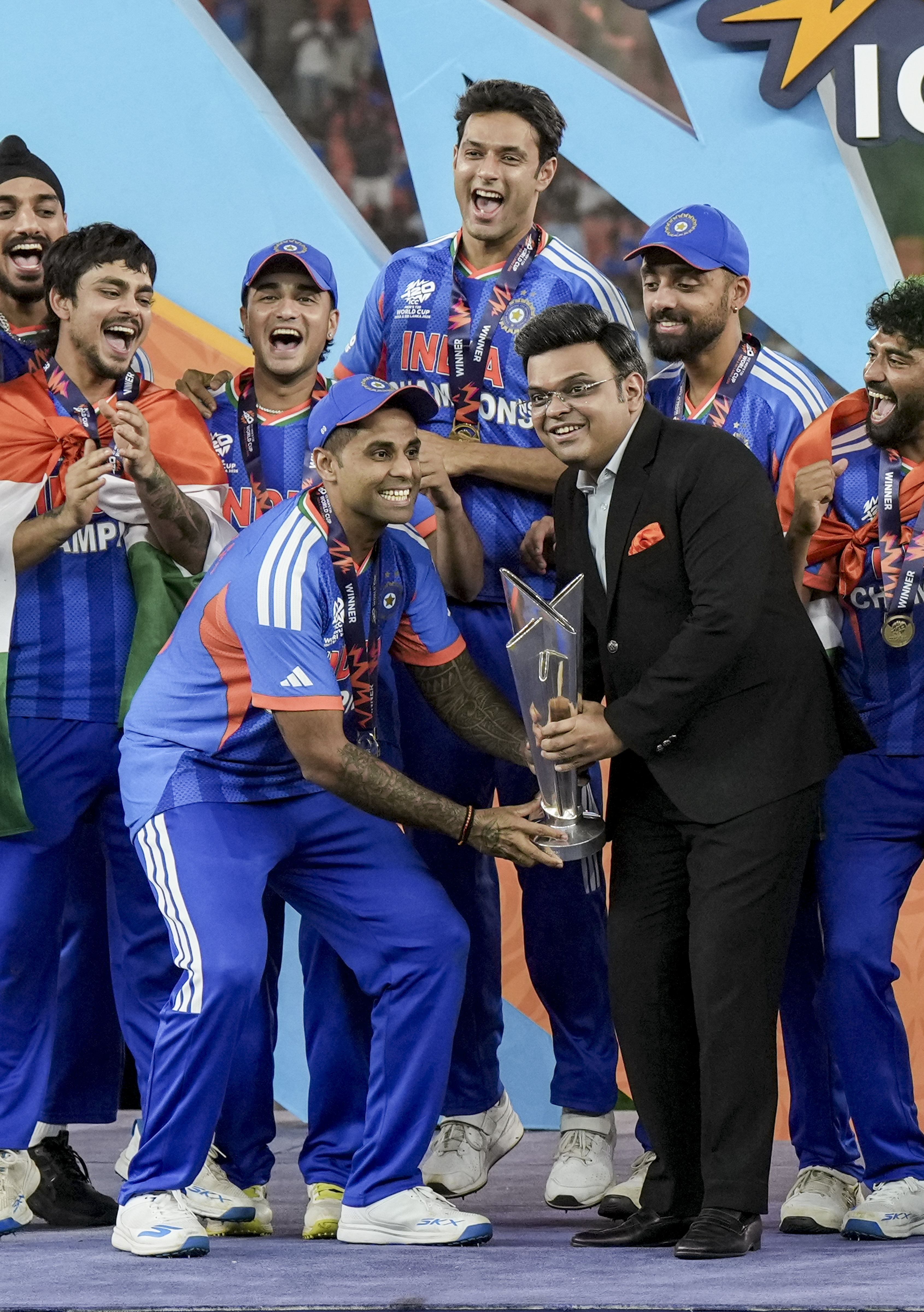 ಭಾರತ ತಂಡದ ನಾಯಕ ಸೂರ್ಯಕುಮಾರ್ ಯಾದವ್ ಮತ್ತು ಐಸಿಸಿ ಮುಖ್ಯಸ್ಥ ಜಯ್ ಶಾ ಅವರು ಟ್ರೋಫಿಯೊಂದಿಗೆ 