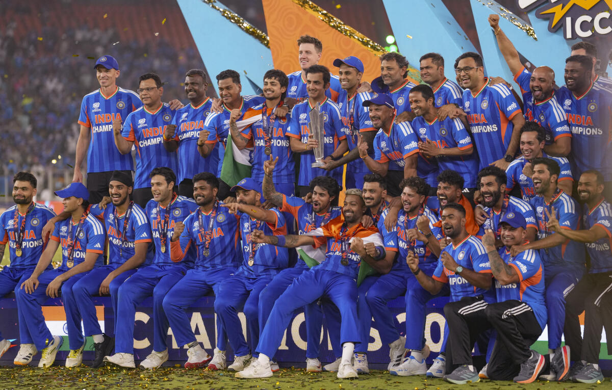 ಅಹಮದಾಬಾದ್‌ನ ನರೇಂದ್ರ ಮೋದಿ ಕ್ರೀಡಾಂಗಣದಲ್ಲಿ ಭಾನುವಾರ ನಡೆದ ಫೈನಲ್‌ನಲ್ಲಿ ನ್ಯೂಜಿಲೆಂಡ್‌ ತಂಡವನ್ನು ಮಣಿಸಿ ಟಿ20 ವಿಶ್ವಕಪ್‌ ಗೆದ್ದ ಭಾರತ ತಂಡದ ಆಟಗಾರರು ಟ್ರೋಫಿಯೊಂದಿಗೆ ಸಂಭ್ರಮಿಸಿದರು  
